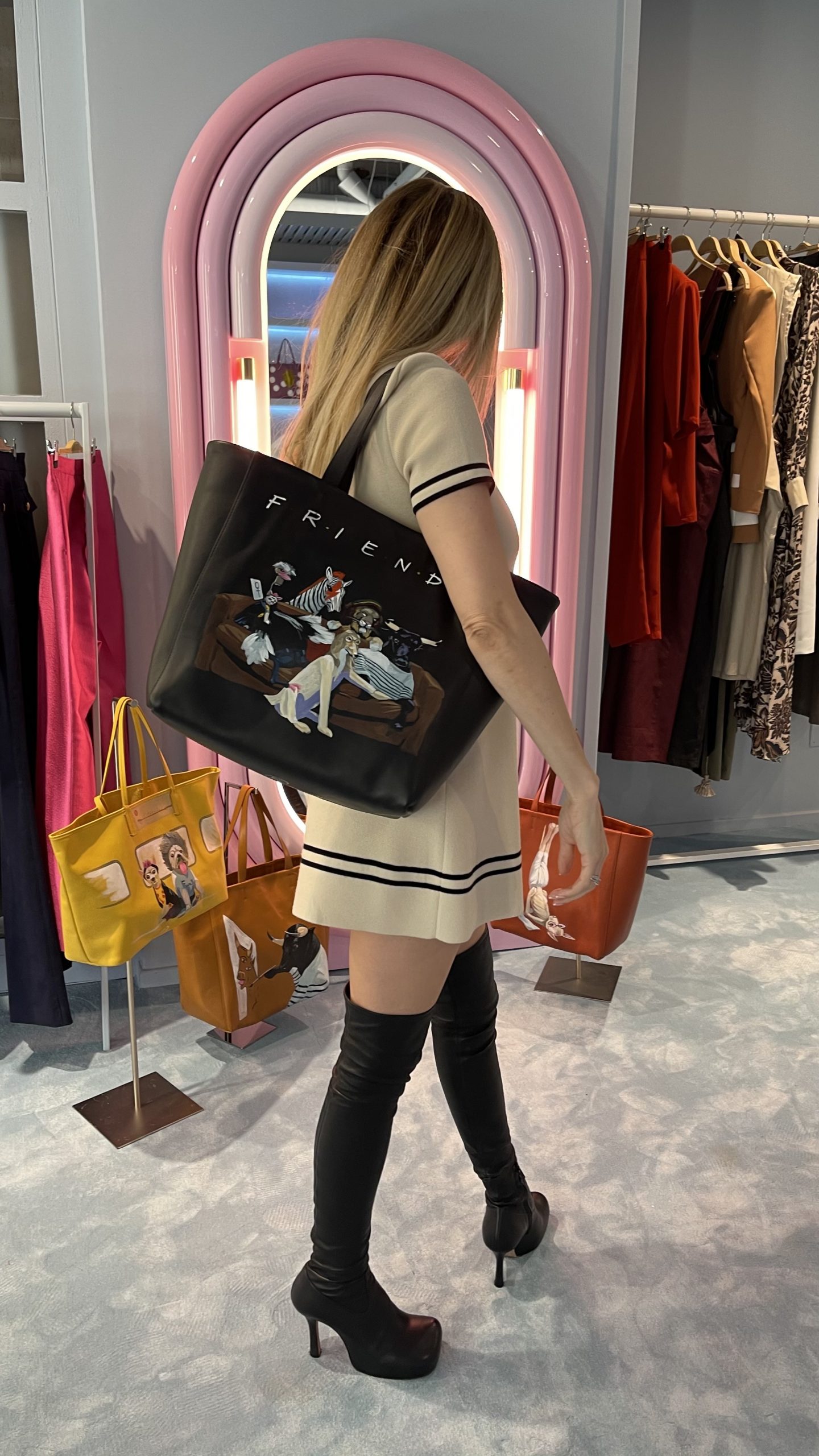Raquel Oliva frente al espejo con bolso Friends
