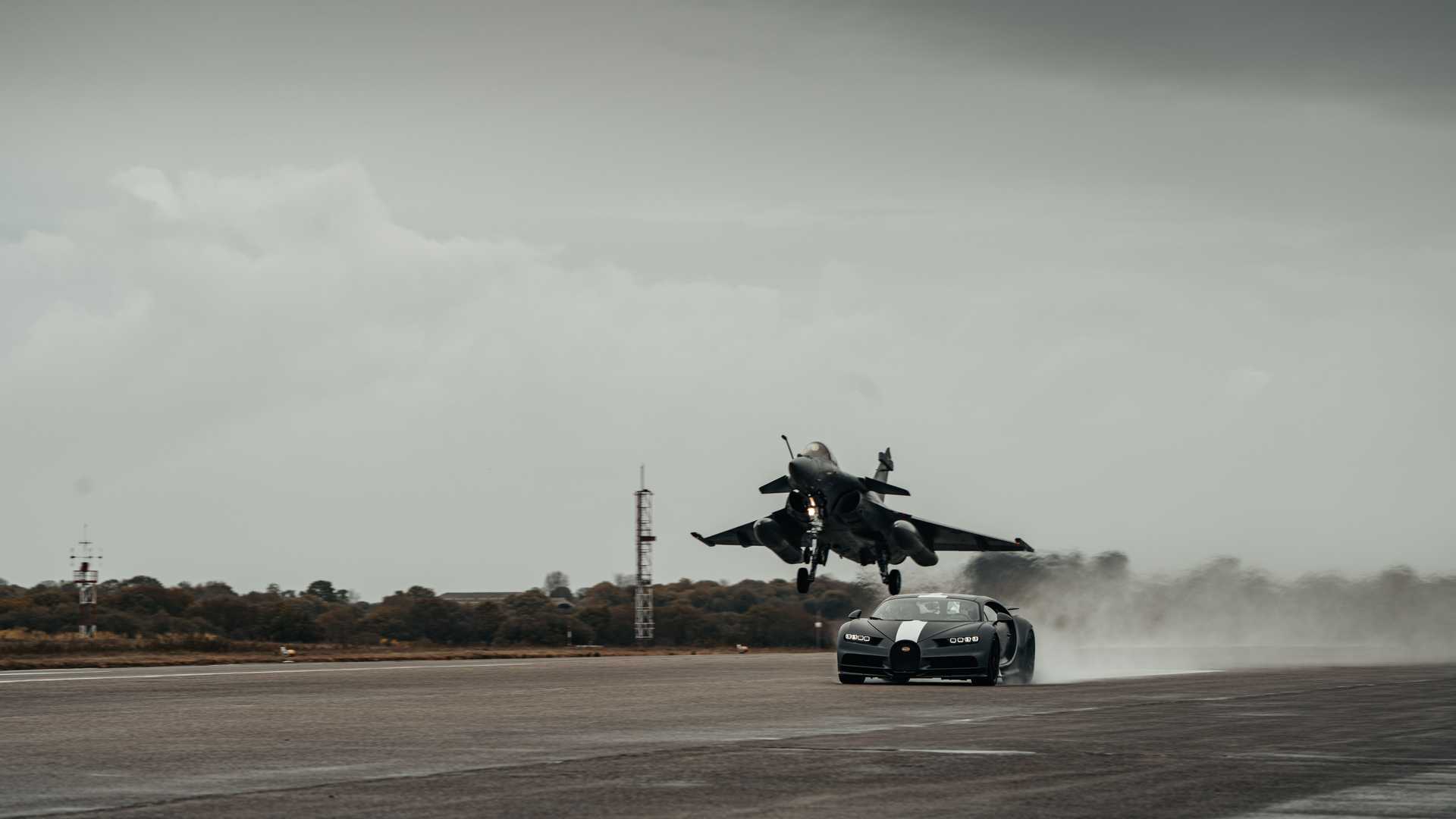 Bugatti Chiron Sport vs Dassault Rafale Marine
