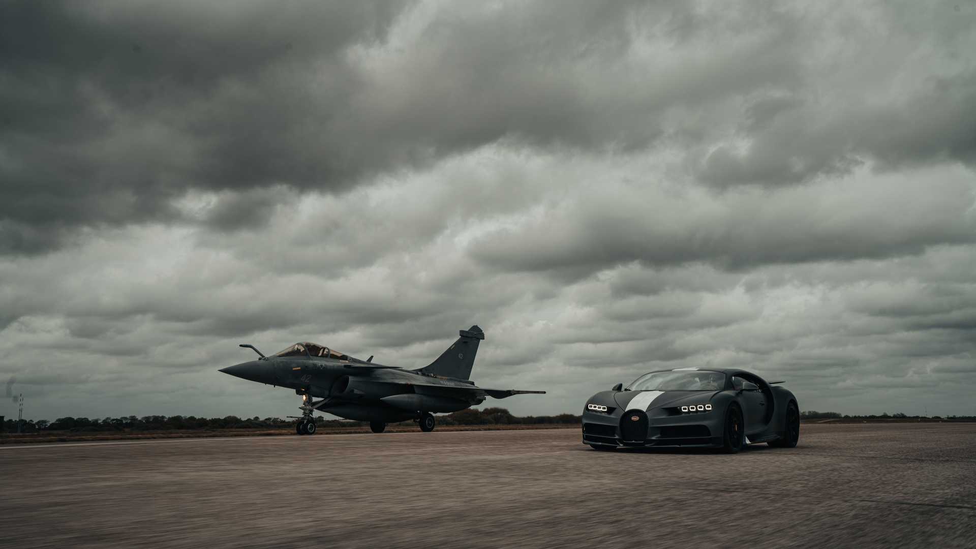 Bugatti Chiron Sport vs Dassault Rafale Marine