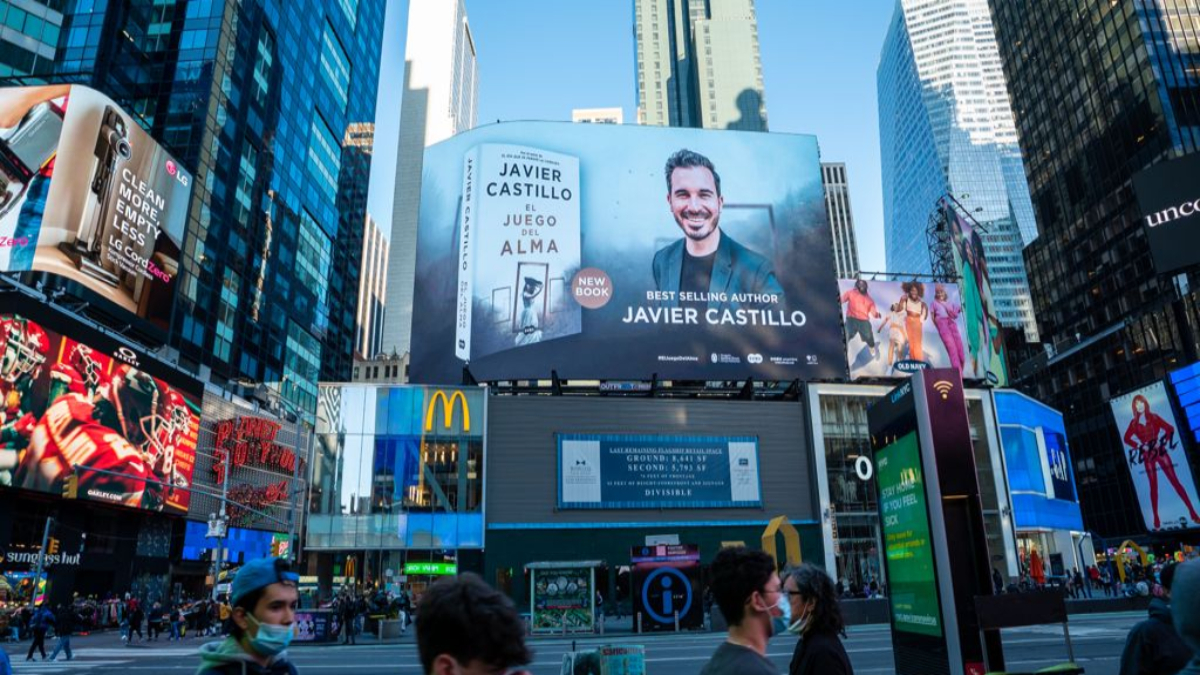 Javier Castillo en Times Square
