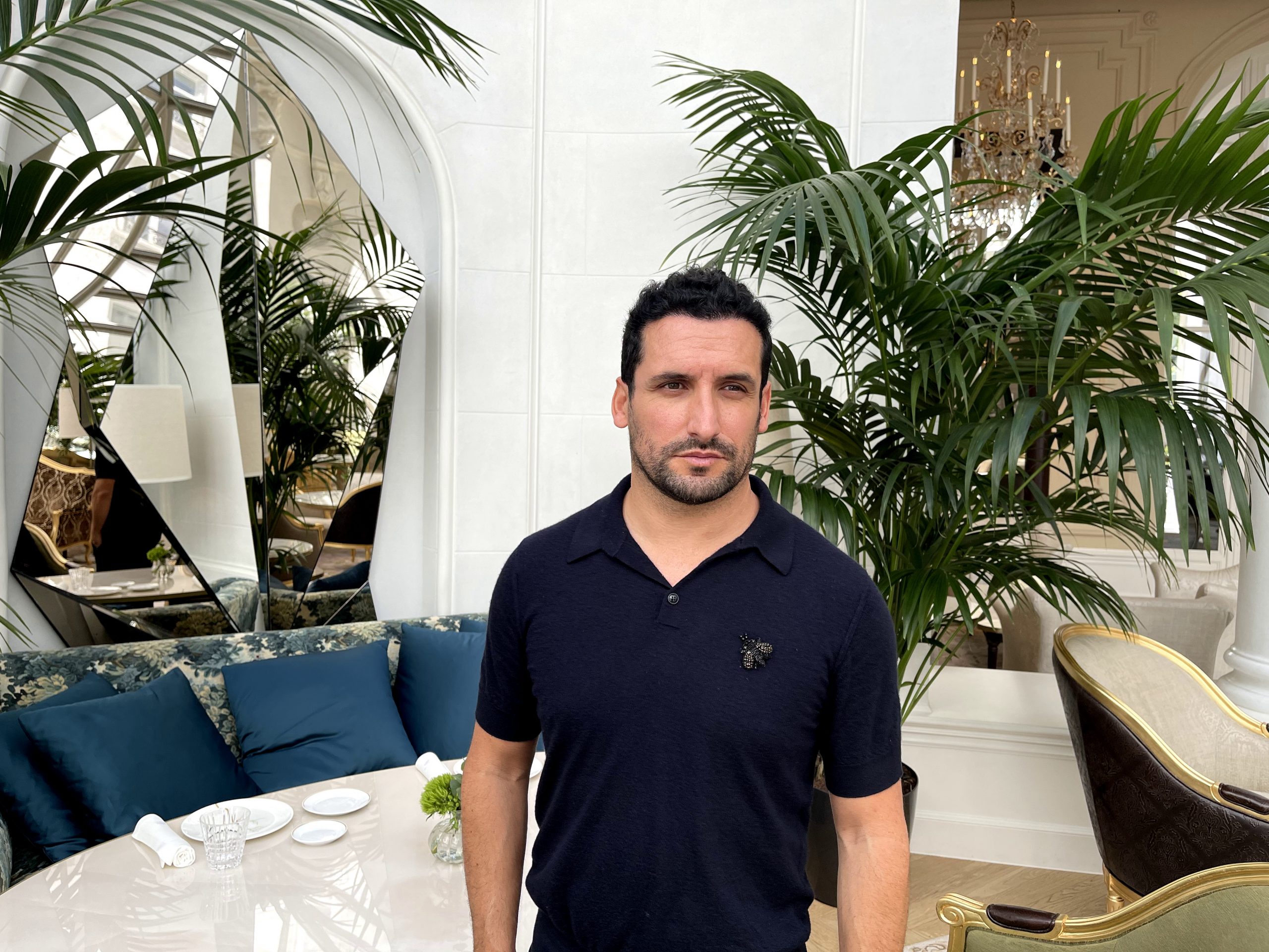 El escultor Carlos Garc&iacute;a junto a una de sus obras en el Ritz