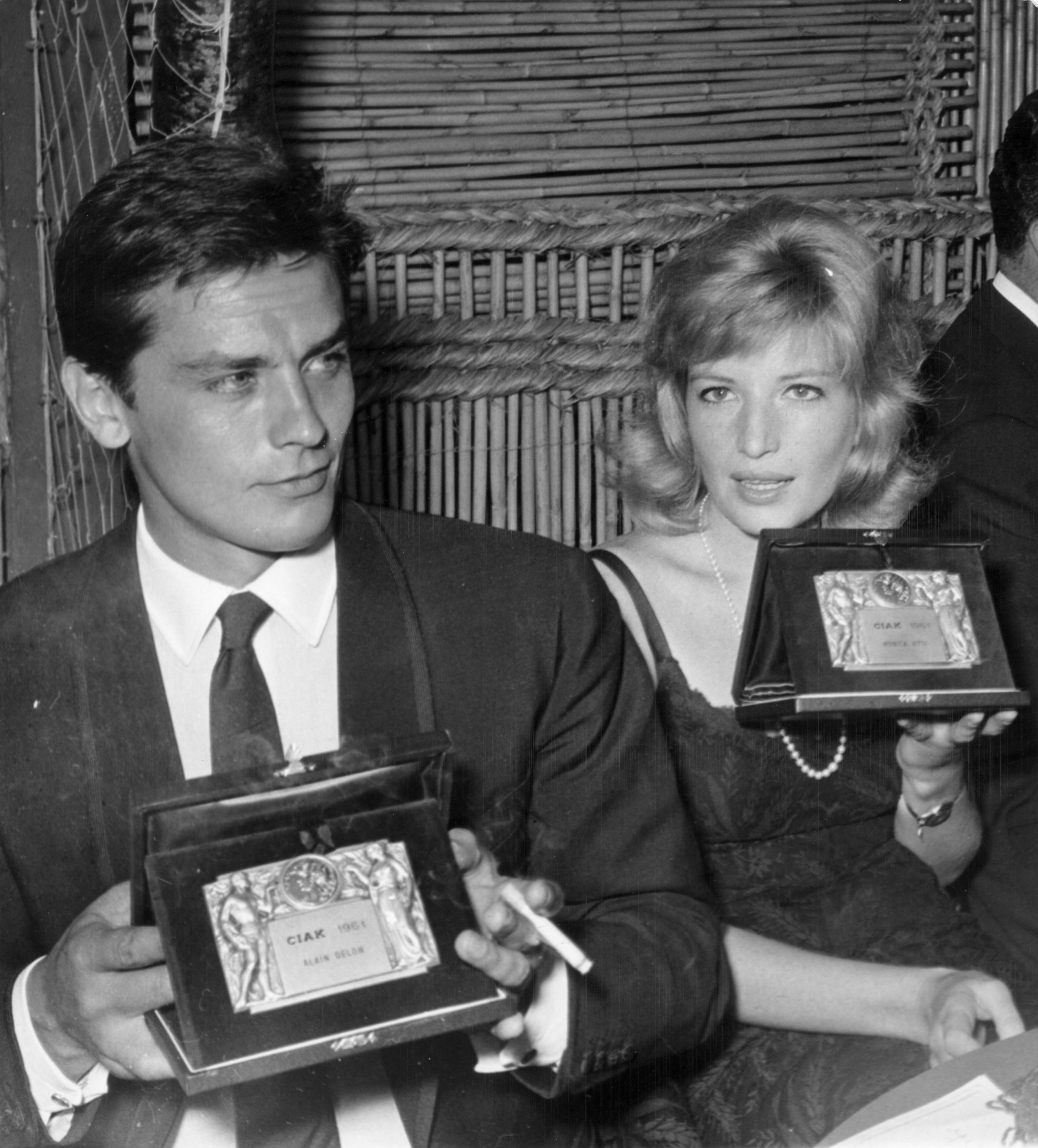 Alain Delon con su premio 'Golden Ciak' / Foto: Getty Images