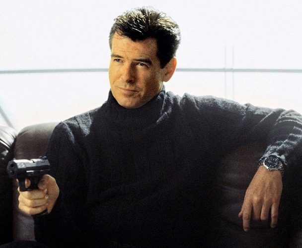 Pierce Brosnan y Omega