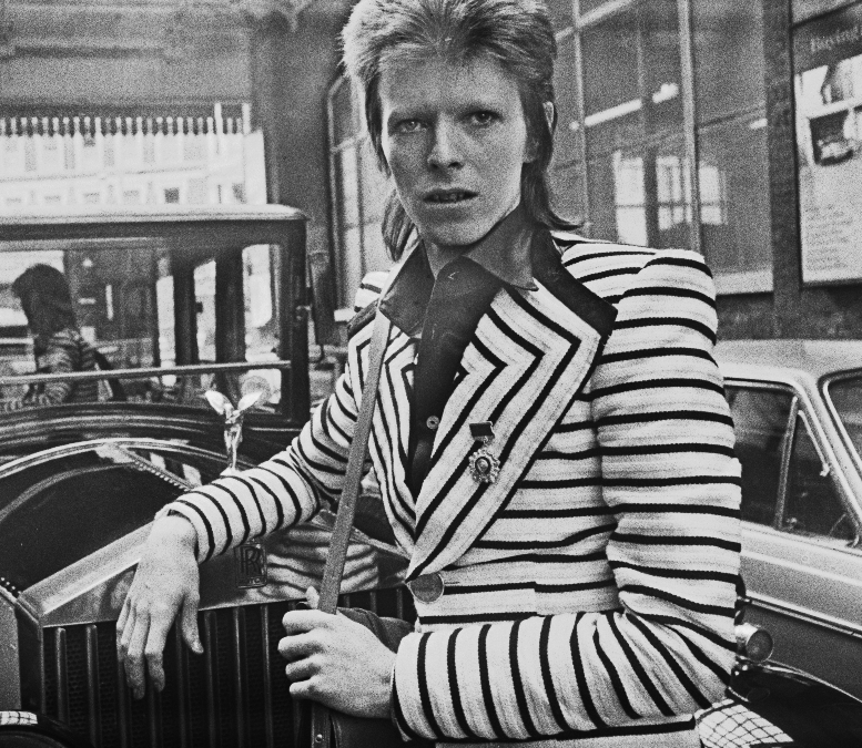 David Bowie con americana de rayas / Foto. Getty Images