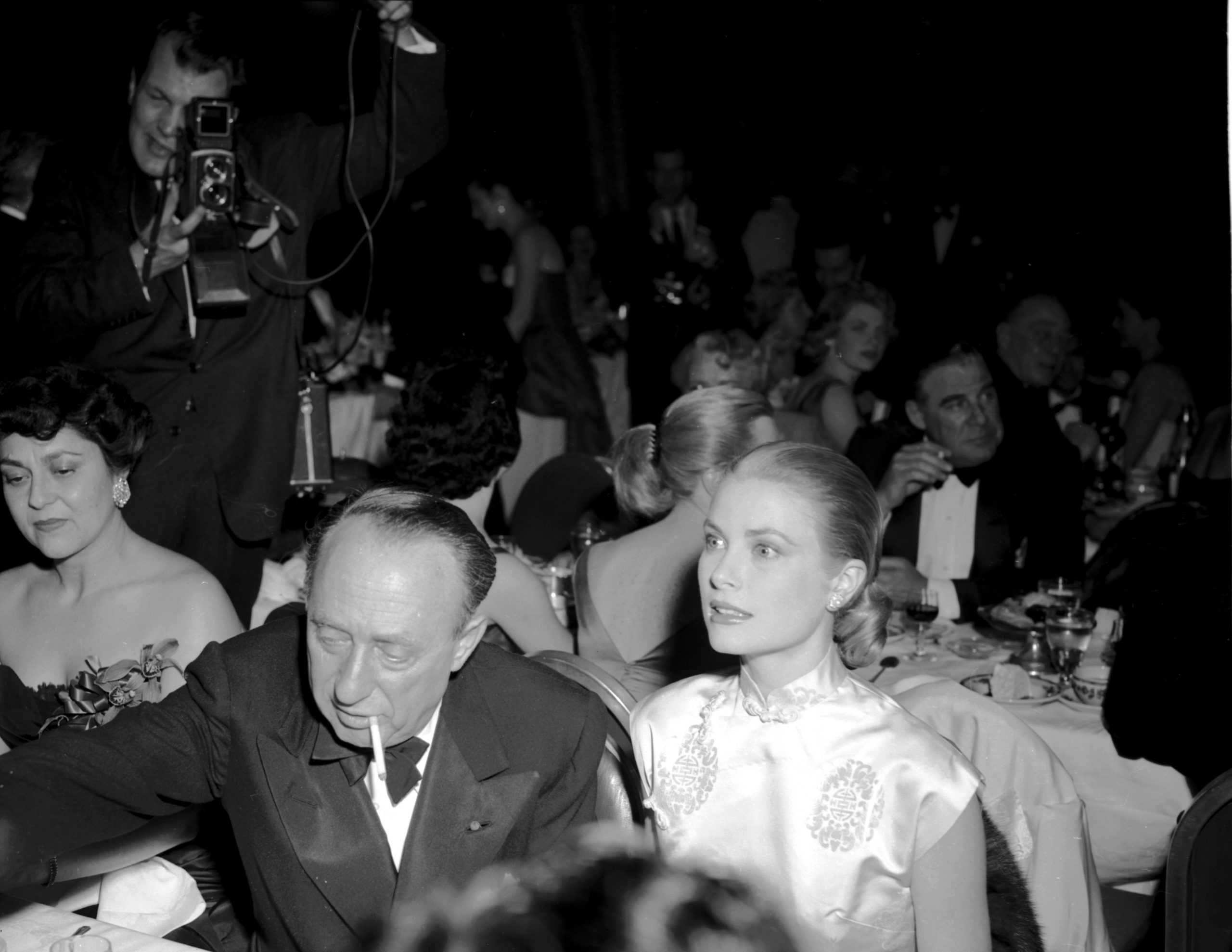 Grace Kelly en los Golden Globes Awards en 1956 junto al productor Joe Pasternak / Foto: Getty Images
