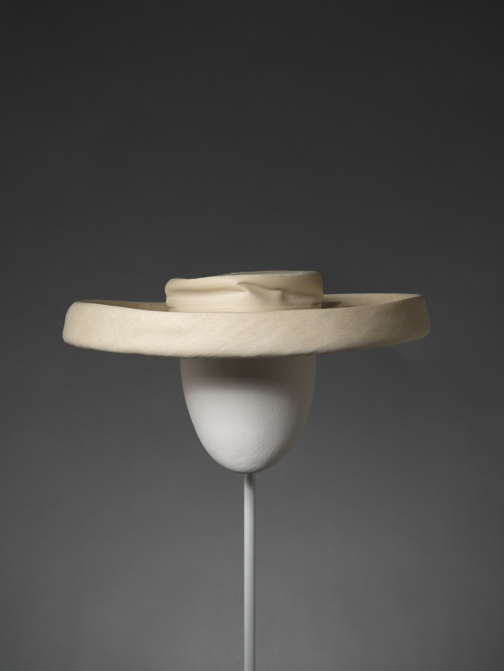 Uno de los sombreros de la exposici&oacute;n / Foto: Balenciaga