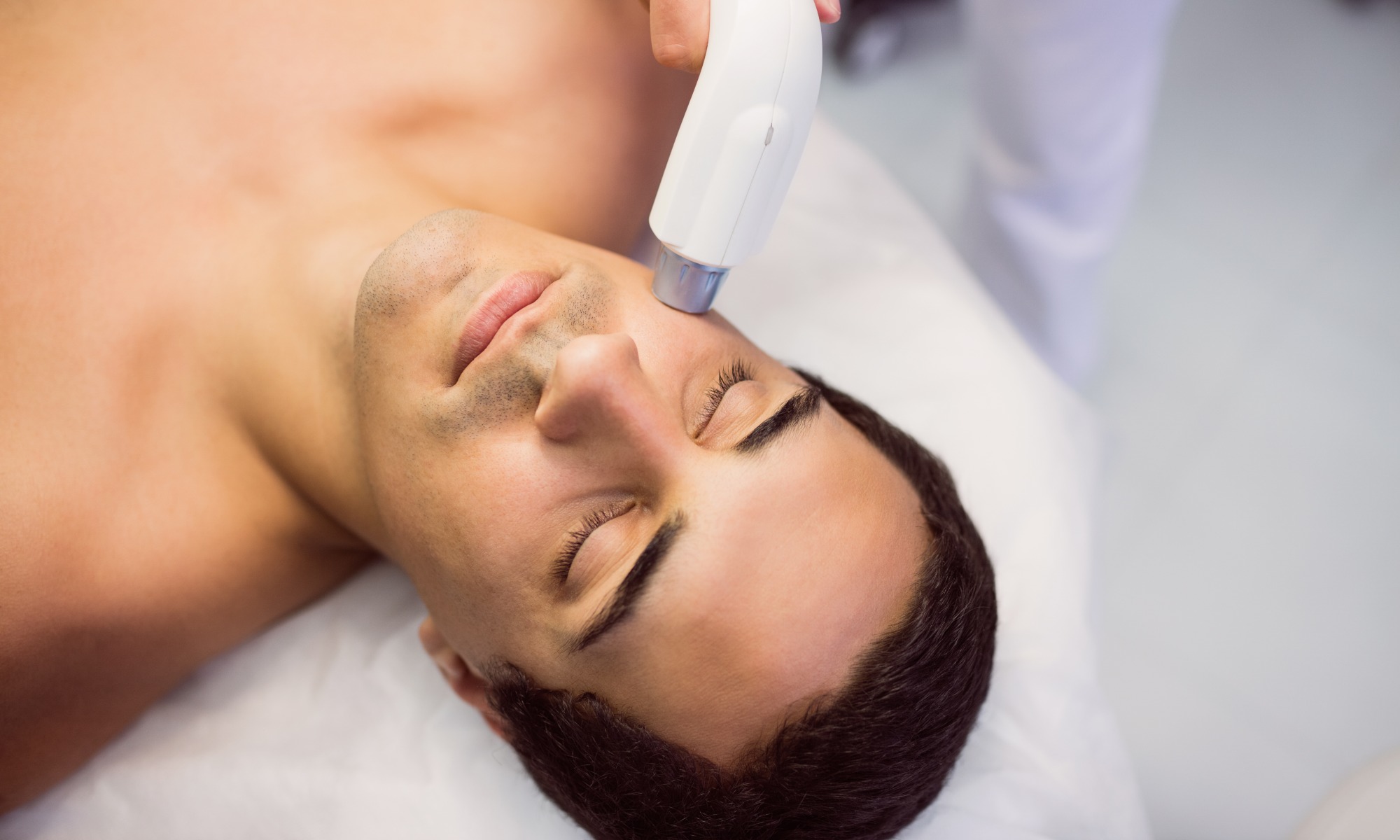 Hombre haci&eacute;ndose un masaje facial