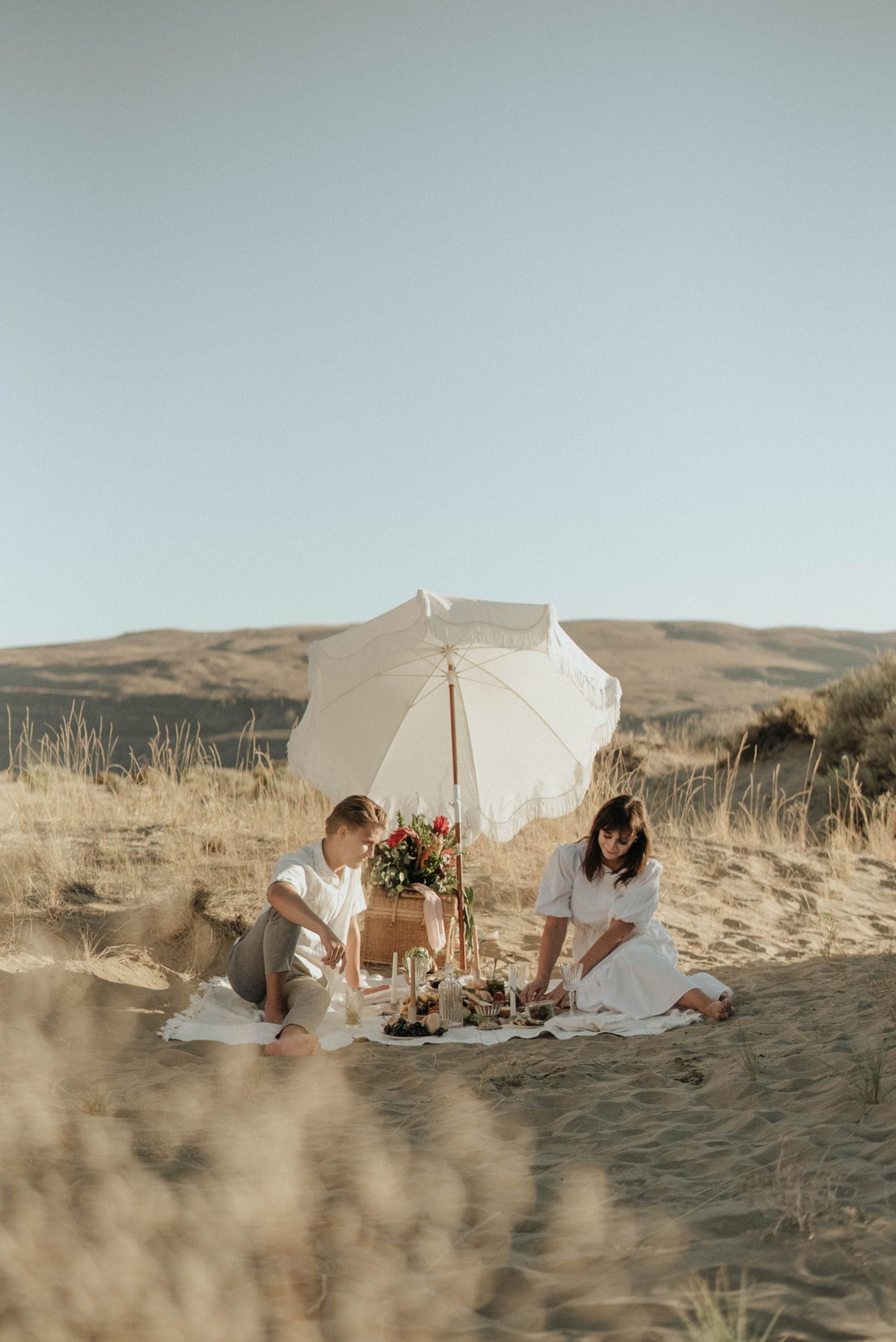 Una pareja haciendo un picnic