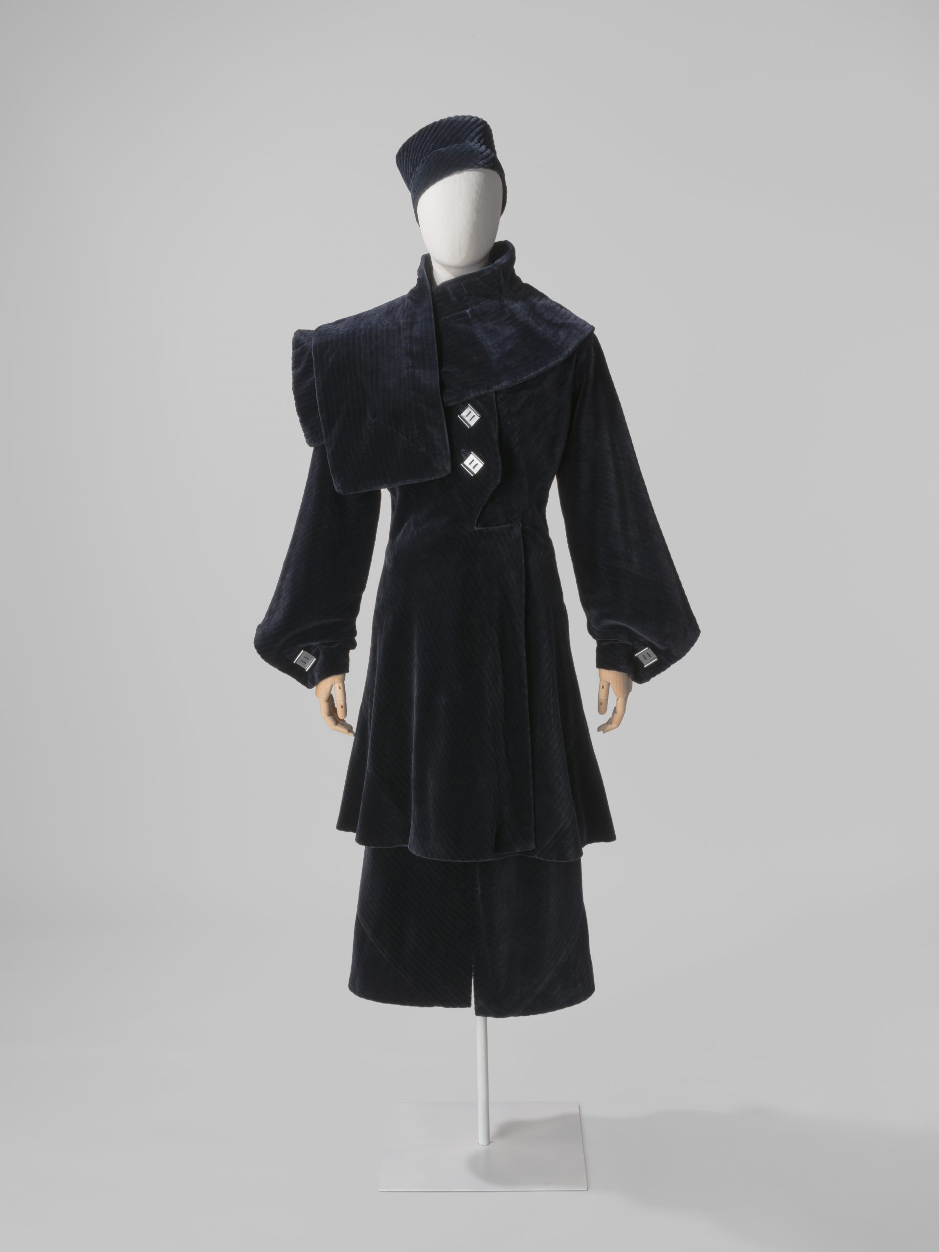 Conjunto de abrigo, falda, estola y casquete (1934) Foto: Balenciaga