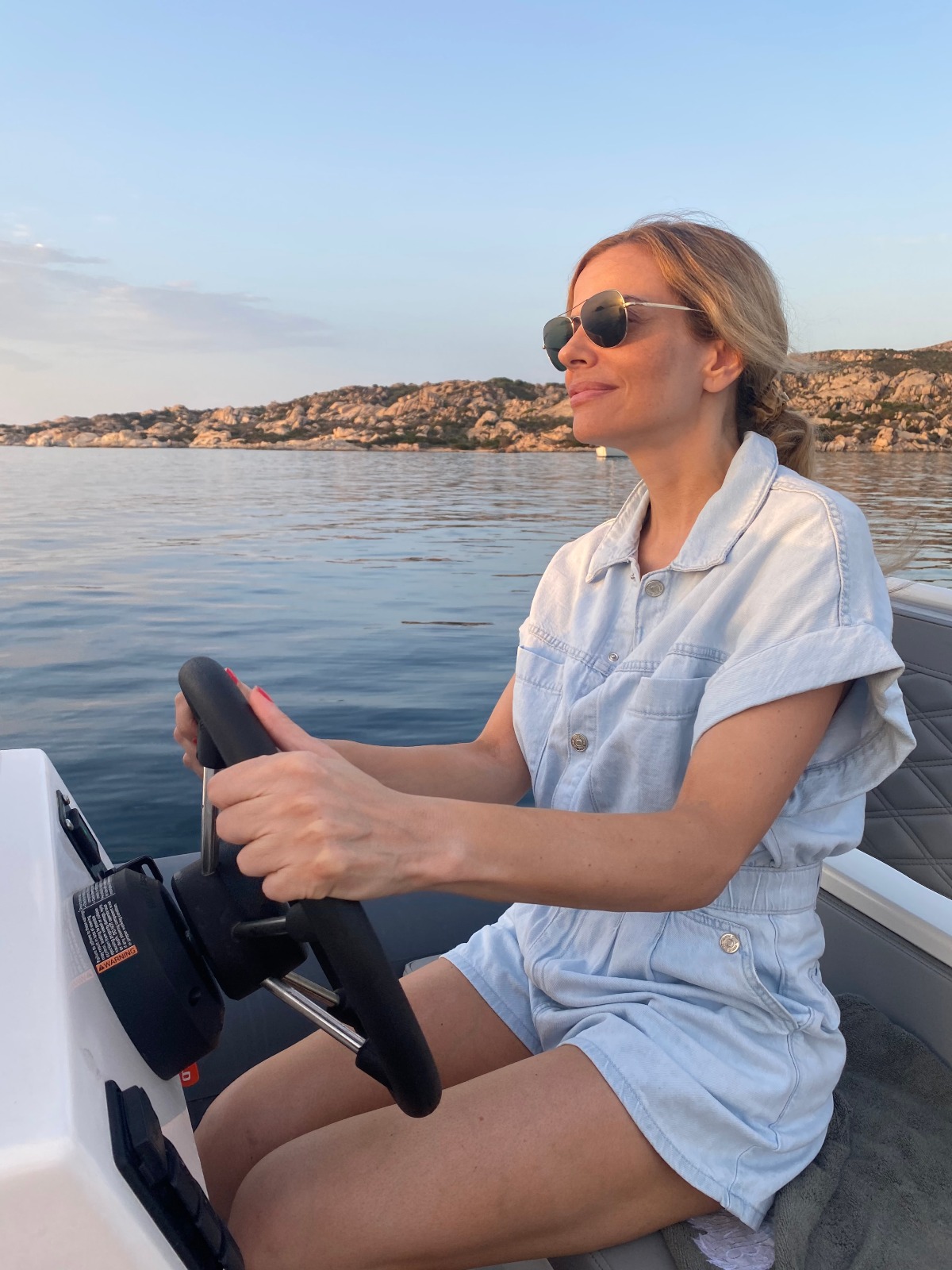 Raquel con gafas de sol