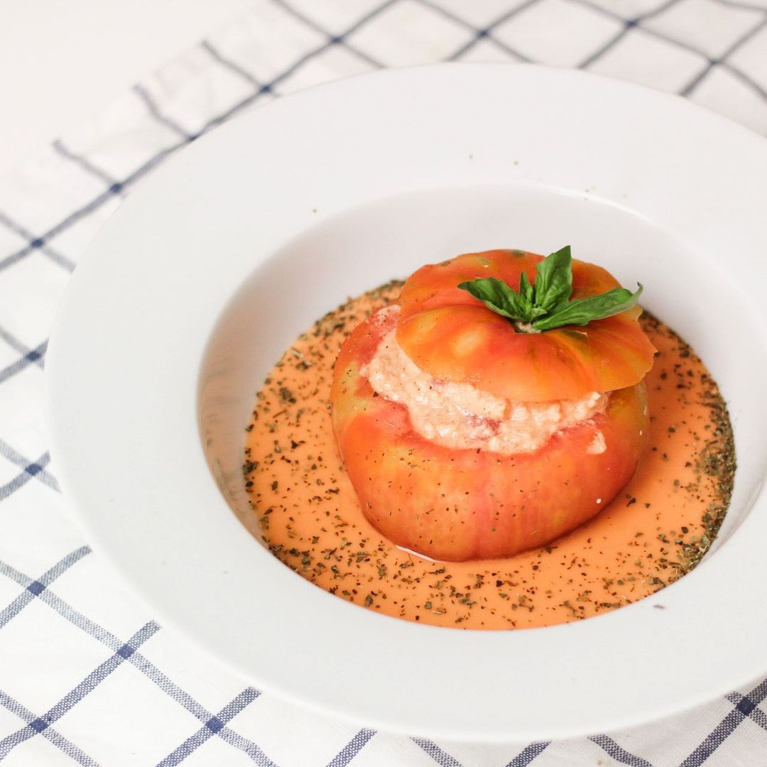Tomate relleno de crema de bonito