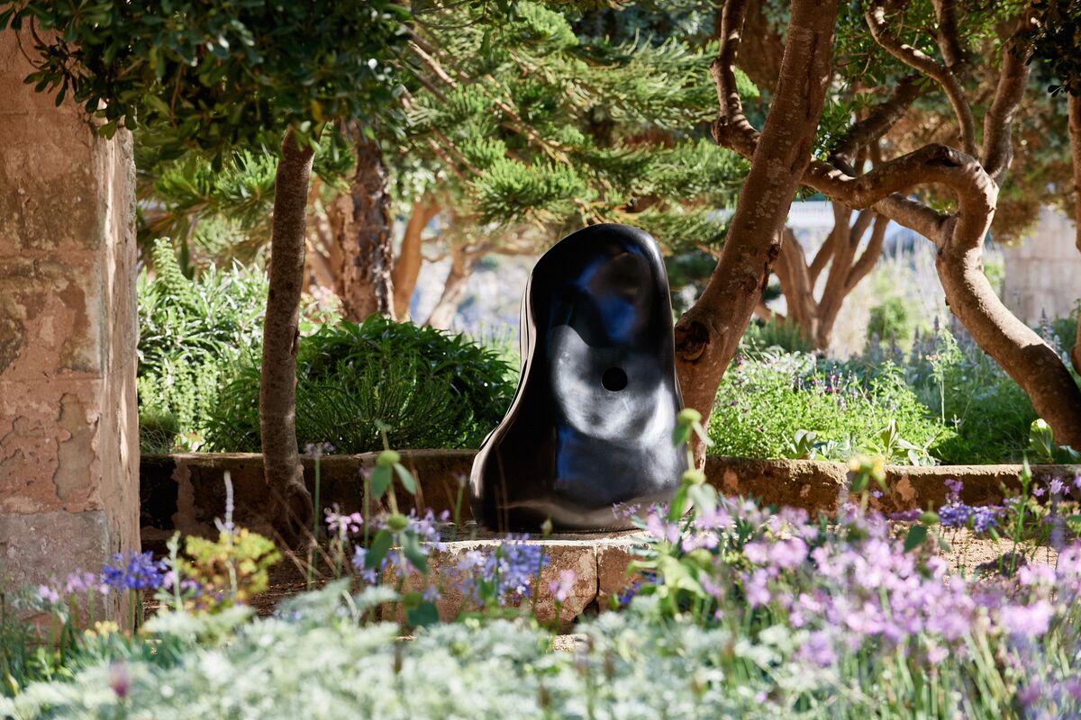 Una de las esculturas del jard&iacute;n / Foto: Hauser & Wirth 