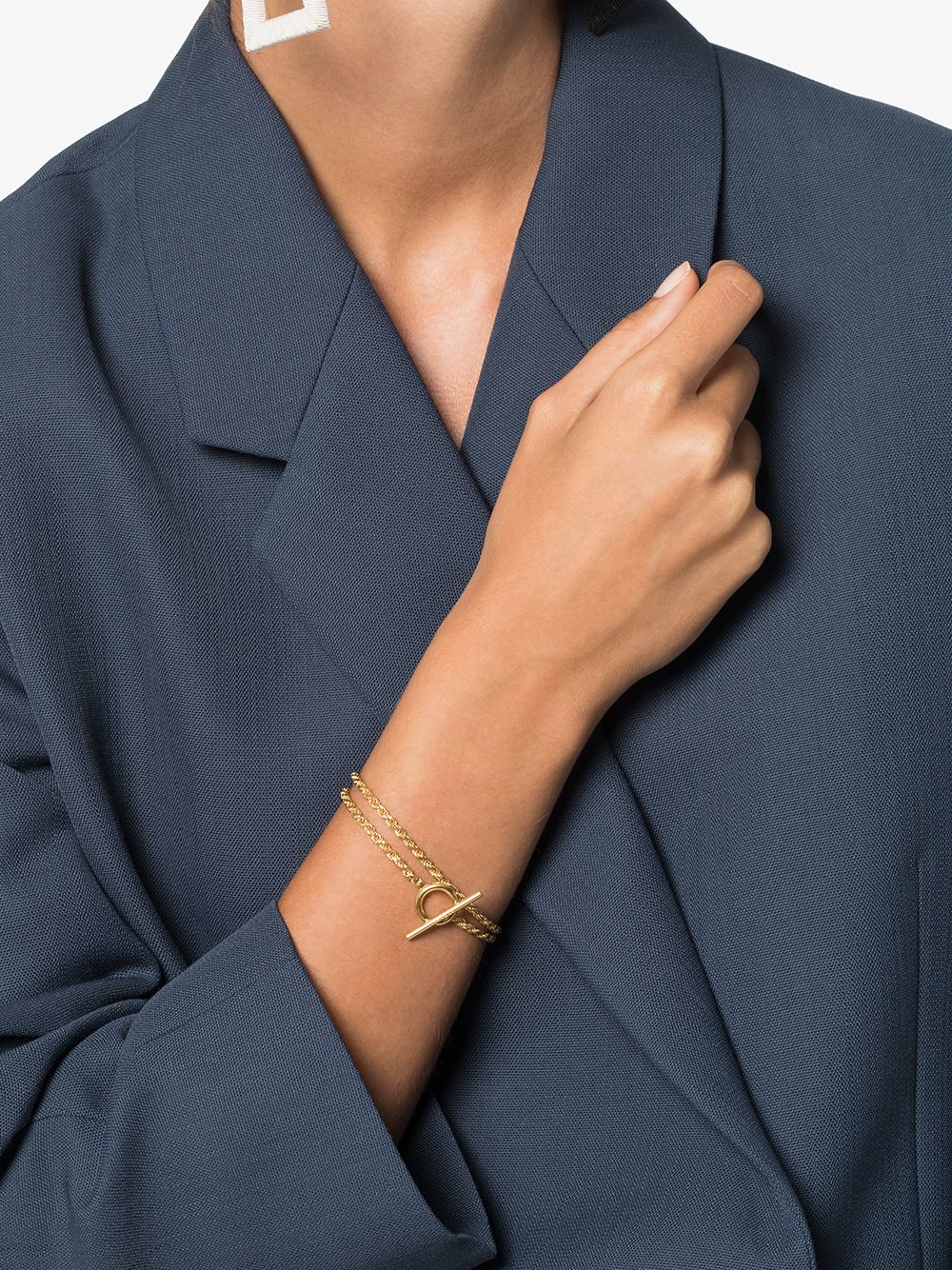 Americana azul y la pulsera de All Blues / Foto: Farfetch