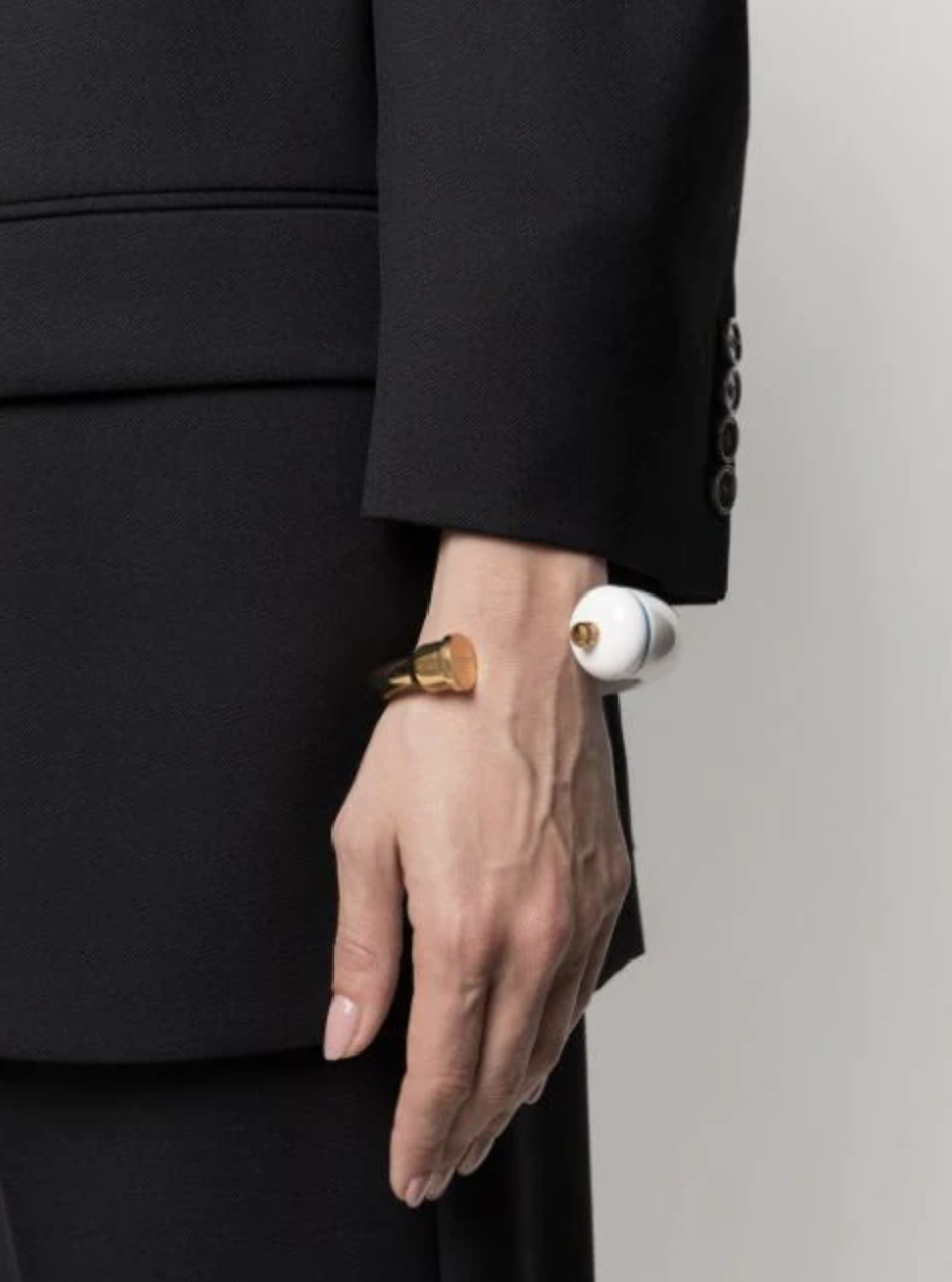 Modelo con pulsera de Jacquemus / Foto: Farfetch
