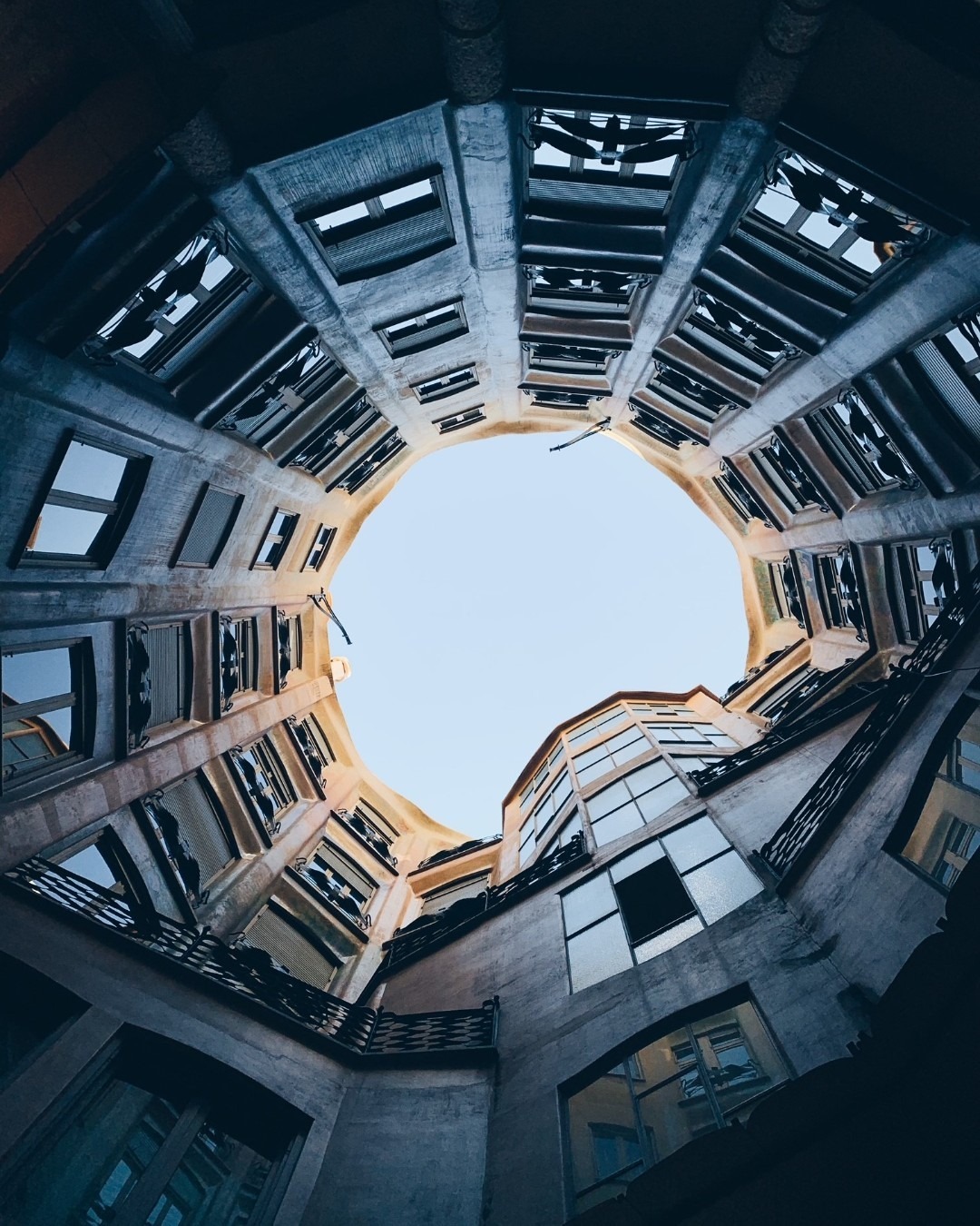 Uno de los patios / Foto: @lapedrera_barcelona