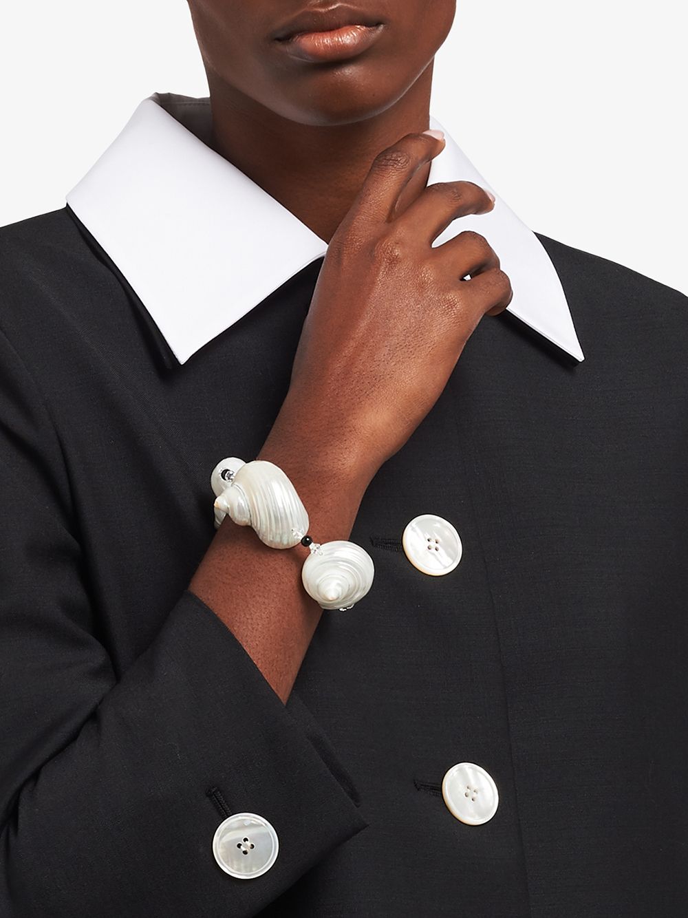 Modelo con la pulsera de Prada / Foto: Farfetch