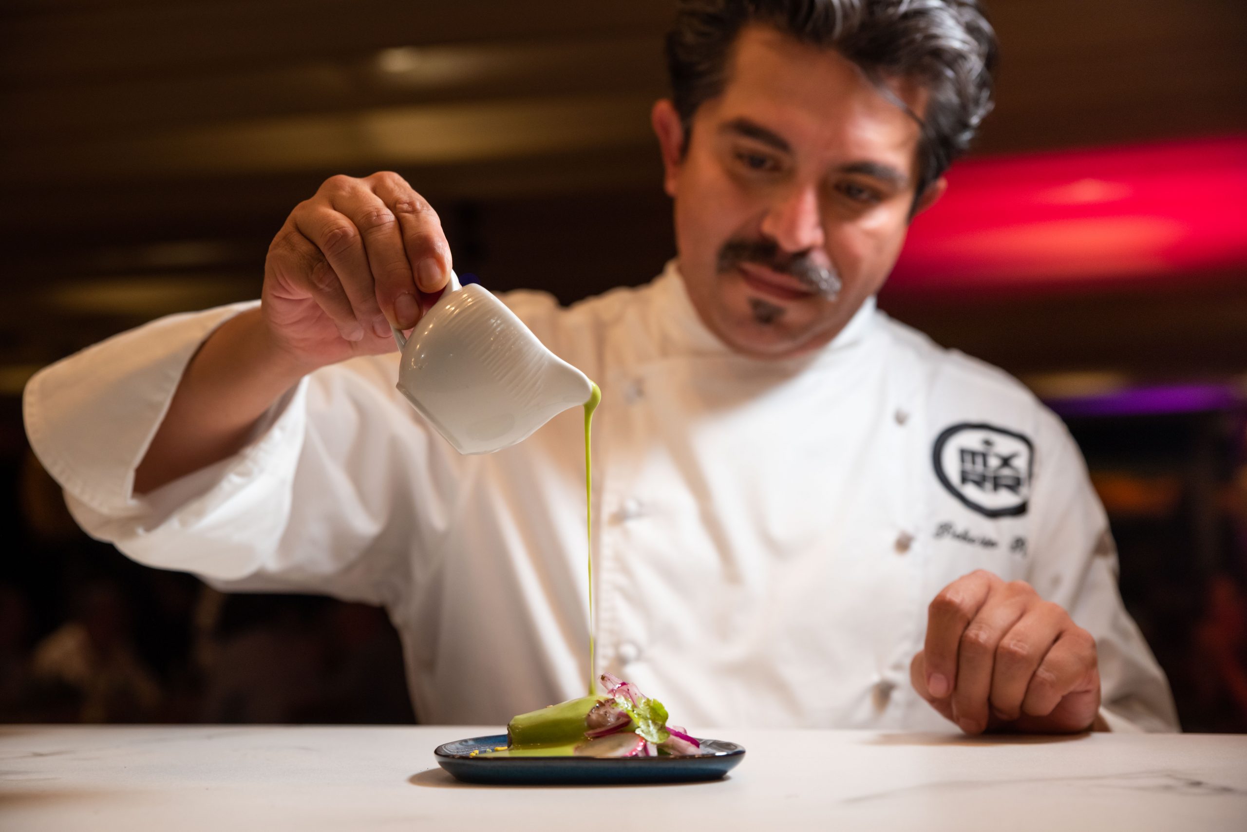 El chef Roberto Ruiz preparando su menú 'A Cuatro Manos'