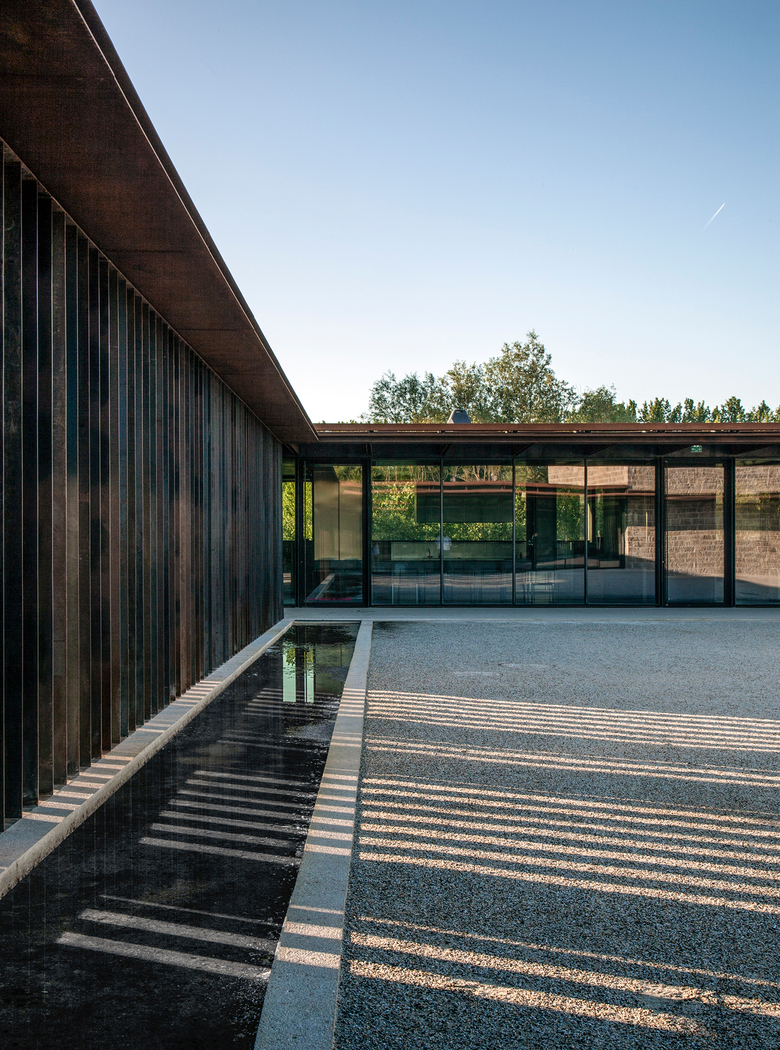 Centro de arte La Cuisine, N&egrave;grepelisse de RCR Architects