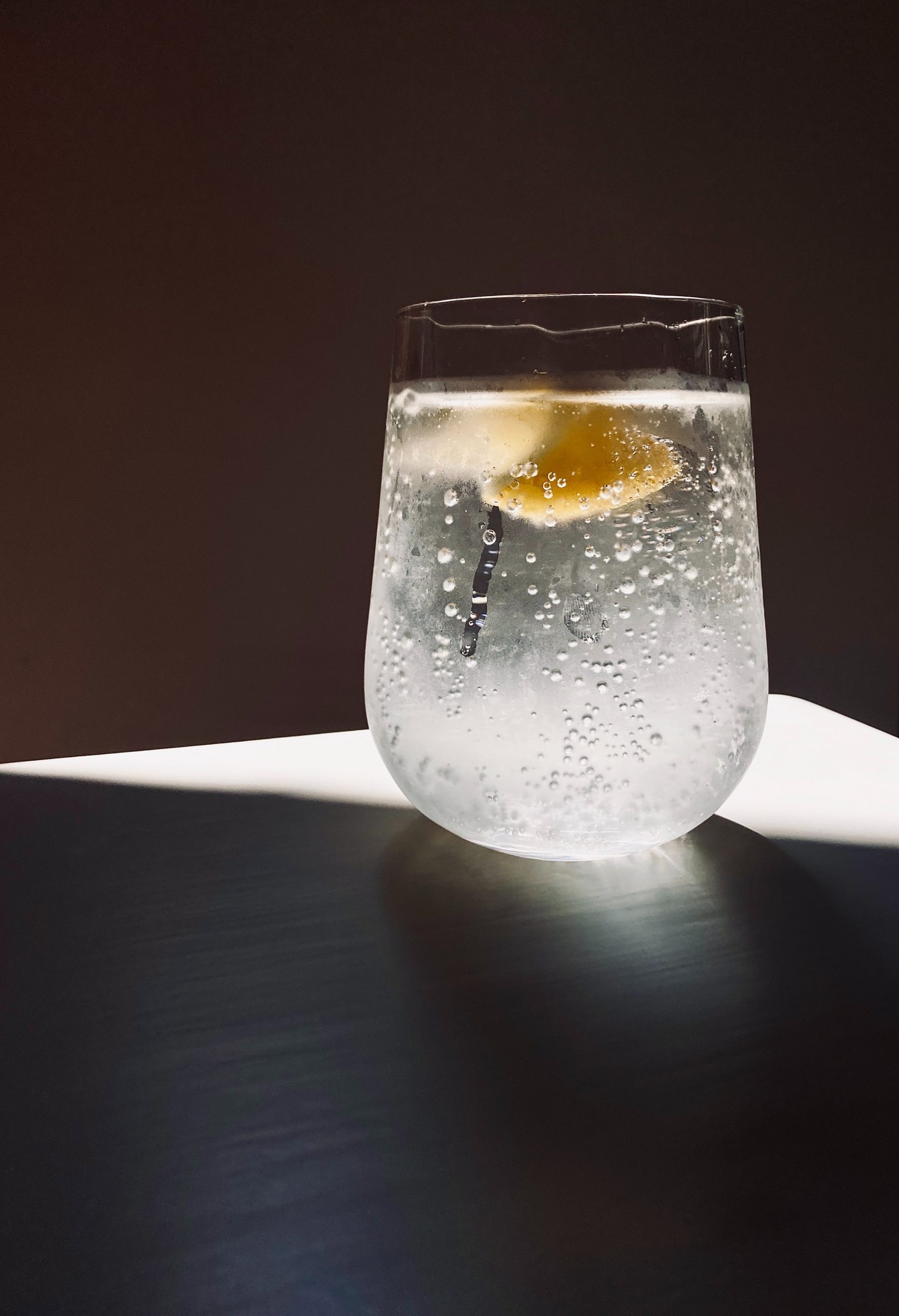 Agua con lim&oacute;n