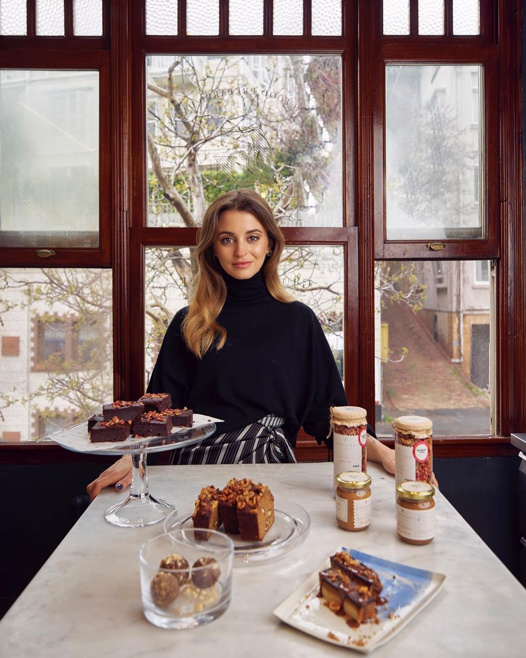 Gabriela posando en su local de Estambul / Foto: @gabsfood