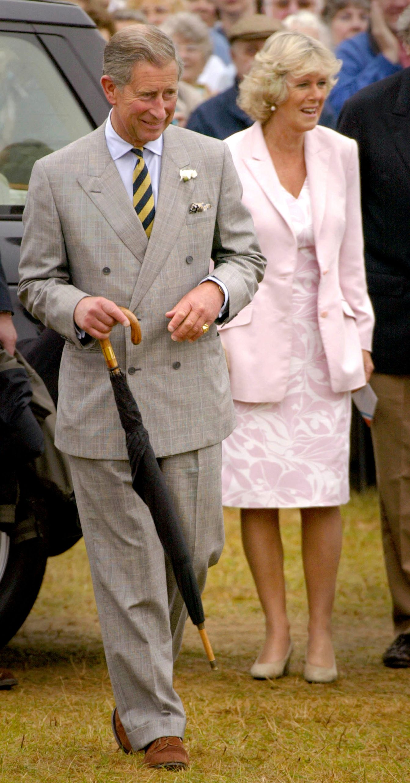 El Pr&iacute;ncipe Carlos junto a Camila Parker Bowles en Norfolk, 2002 / Foto: Getty Images