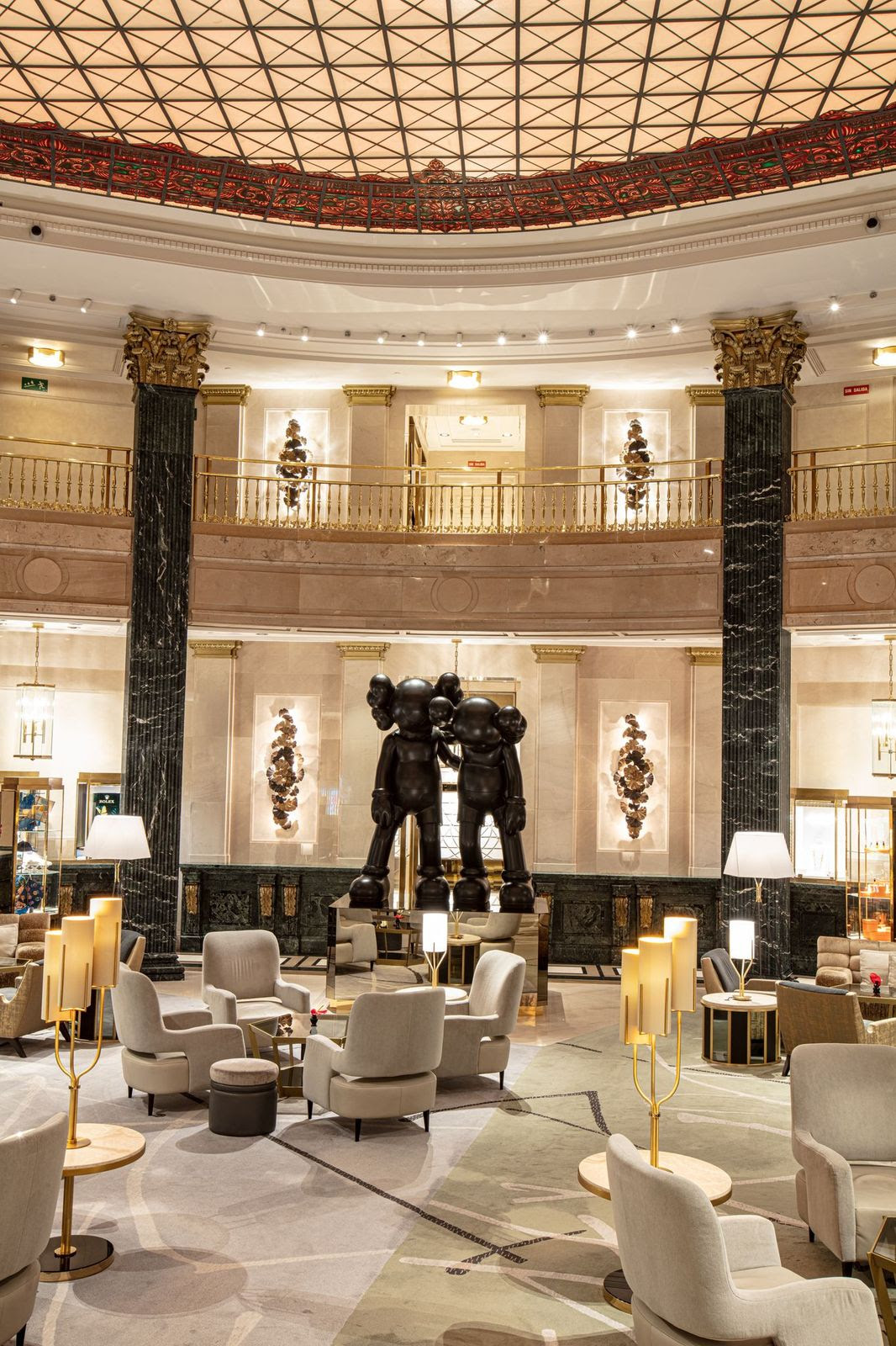 Escultura de Kaws en Four Seasons Madrid. /Foto: Four Seasons