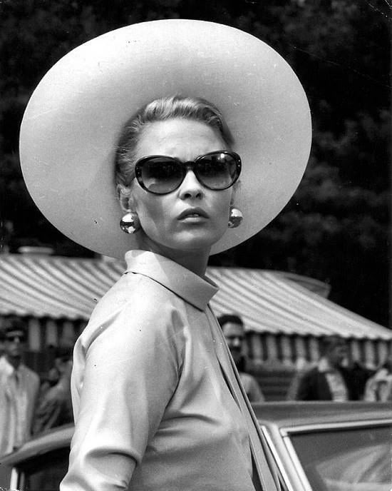 Faye Dunaway sombrero