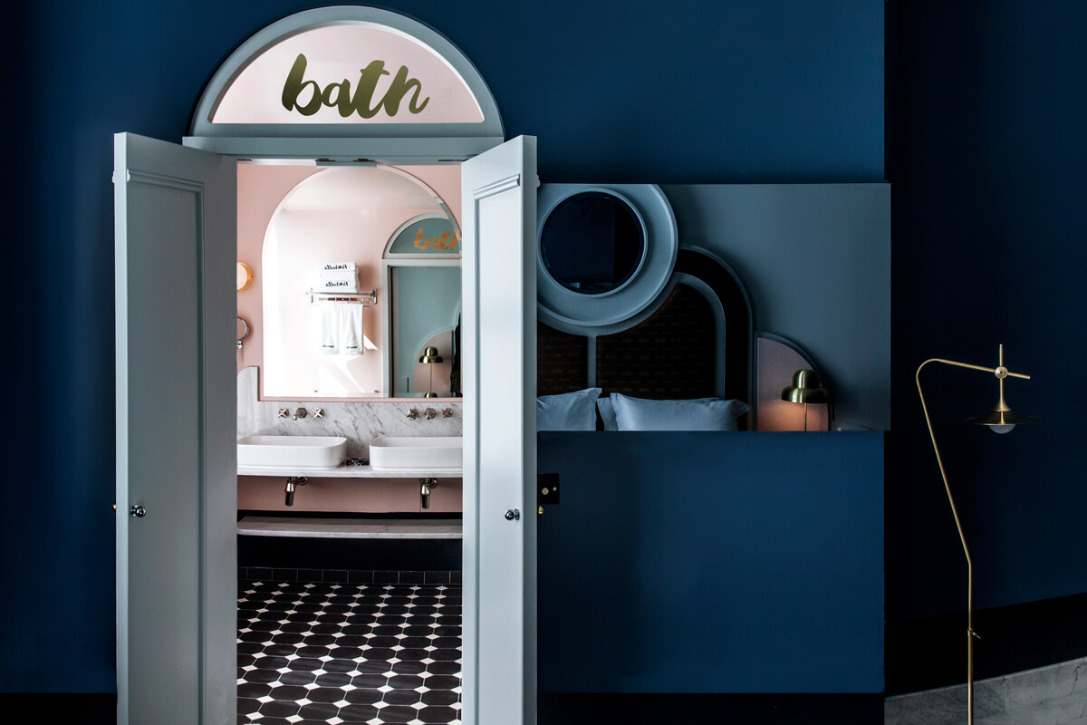 Entrada al baño / Foto: Henrietta Hotel