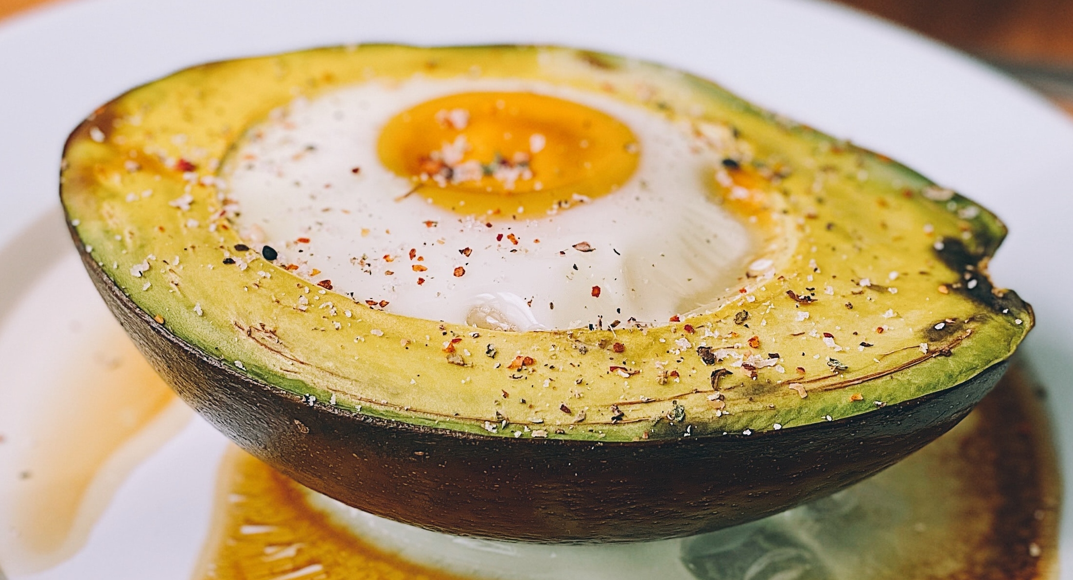 Aguacate al horno con huevo