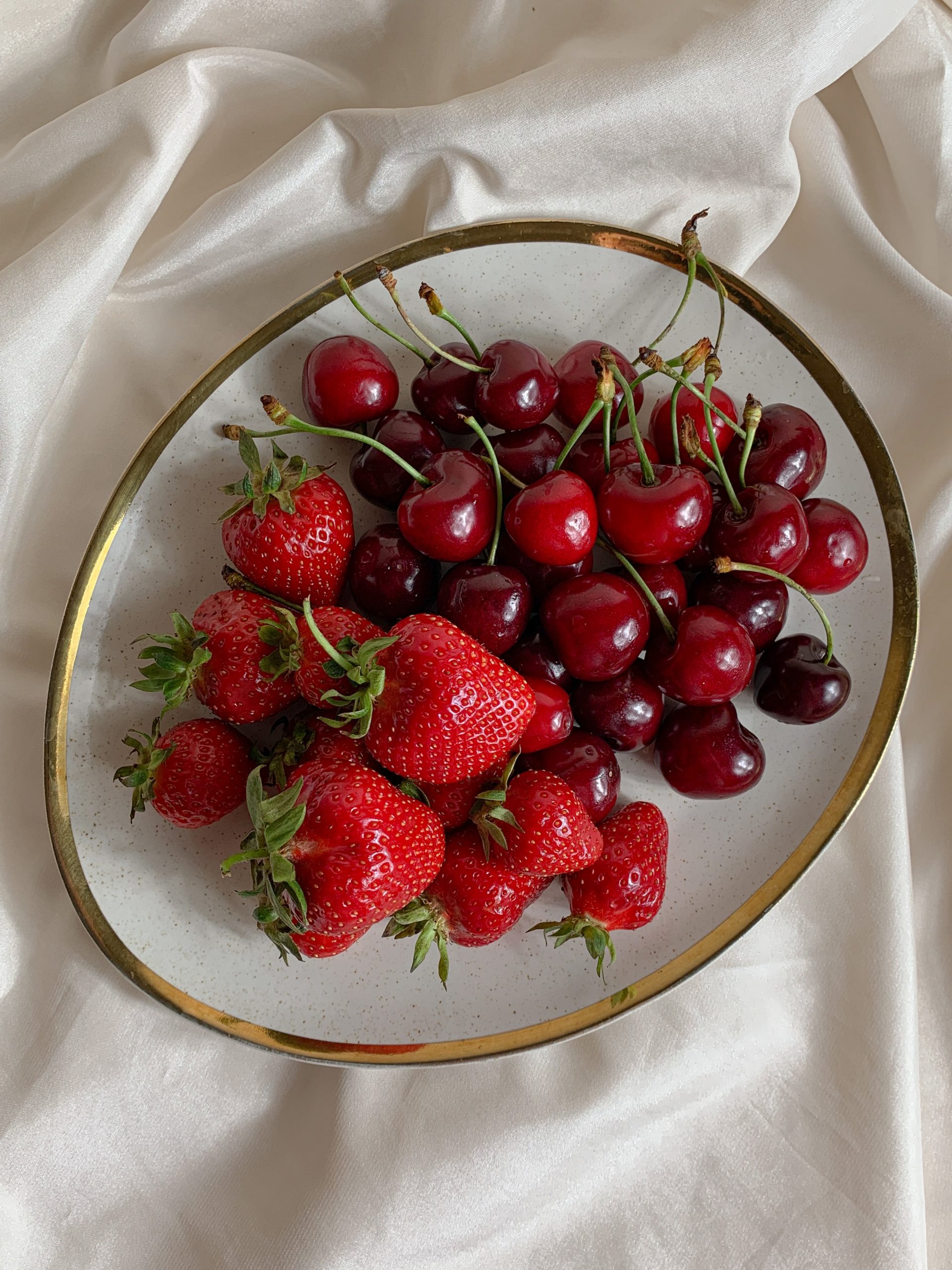 Cerezas y fresas