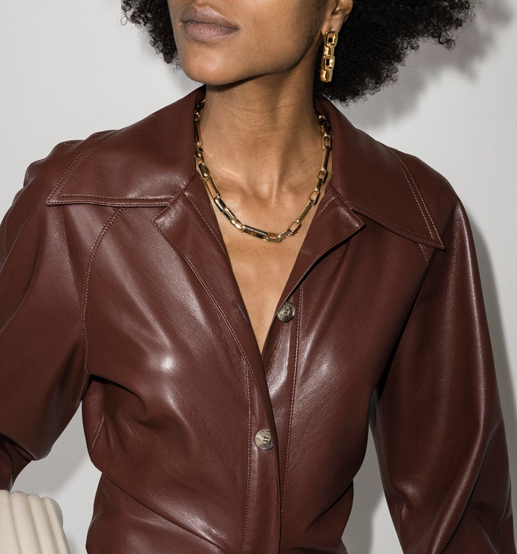 Modelo con camisa de piel y cadena / Foto: Farfetch