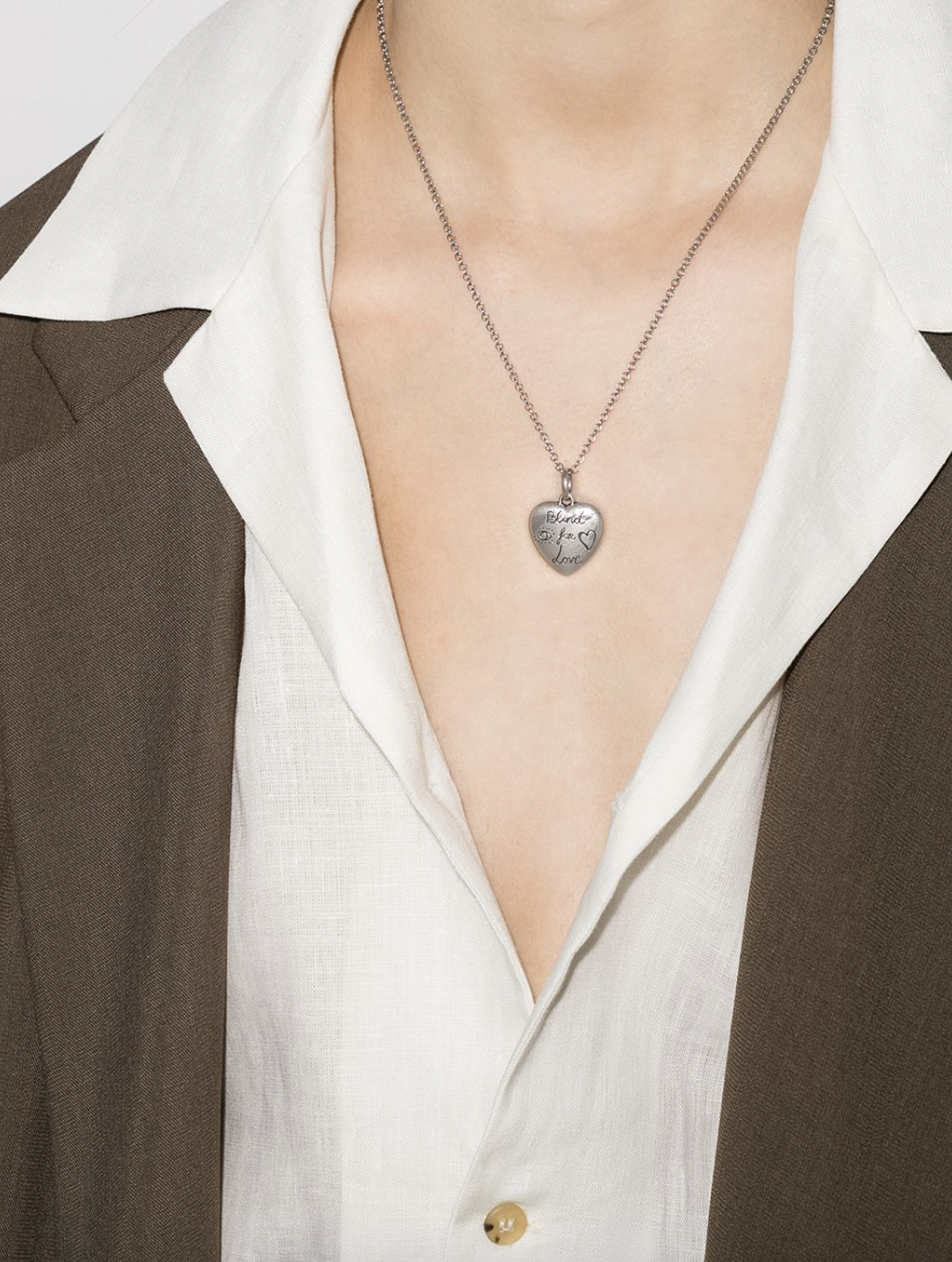 Modelo con collar de Gucci / Foto: Farfetch
