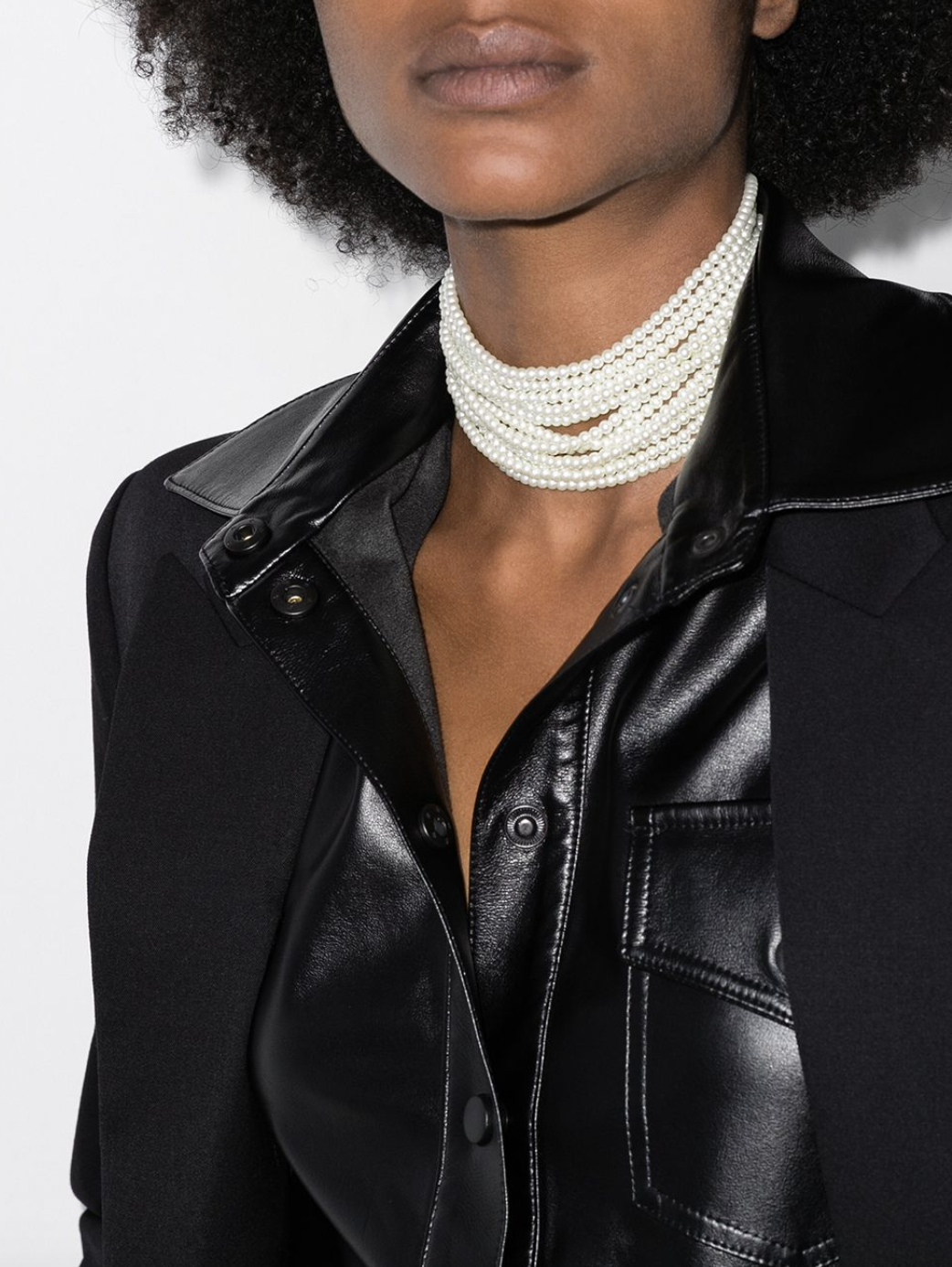 Camisa de piel y gargantilla / Foto: Farfetch