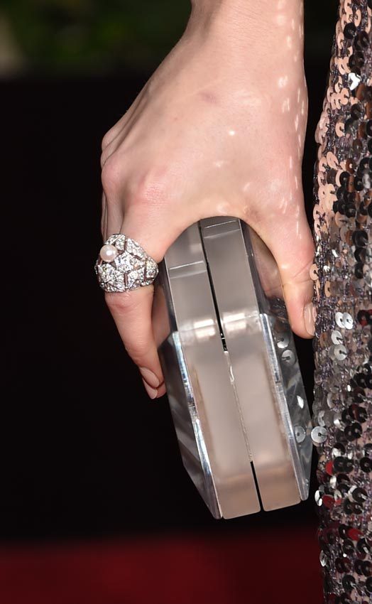 Anillo de perlas Dakota Johnson