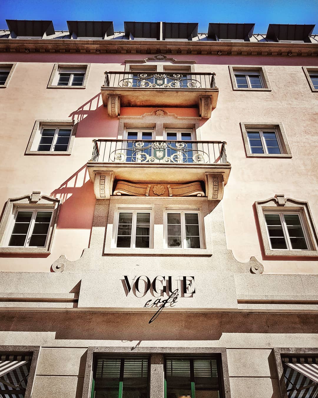 Fachada de Vogue Caf&eacute; de Oporto