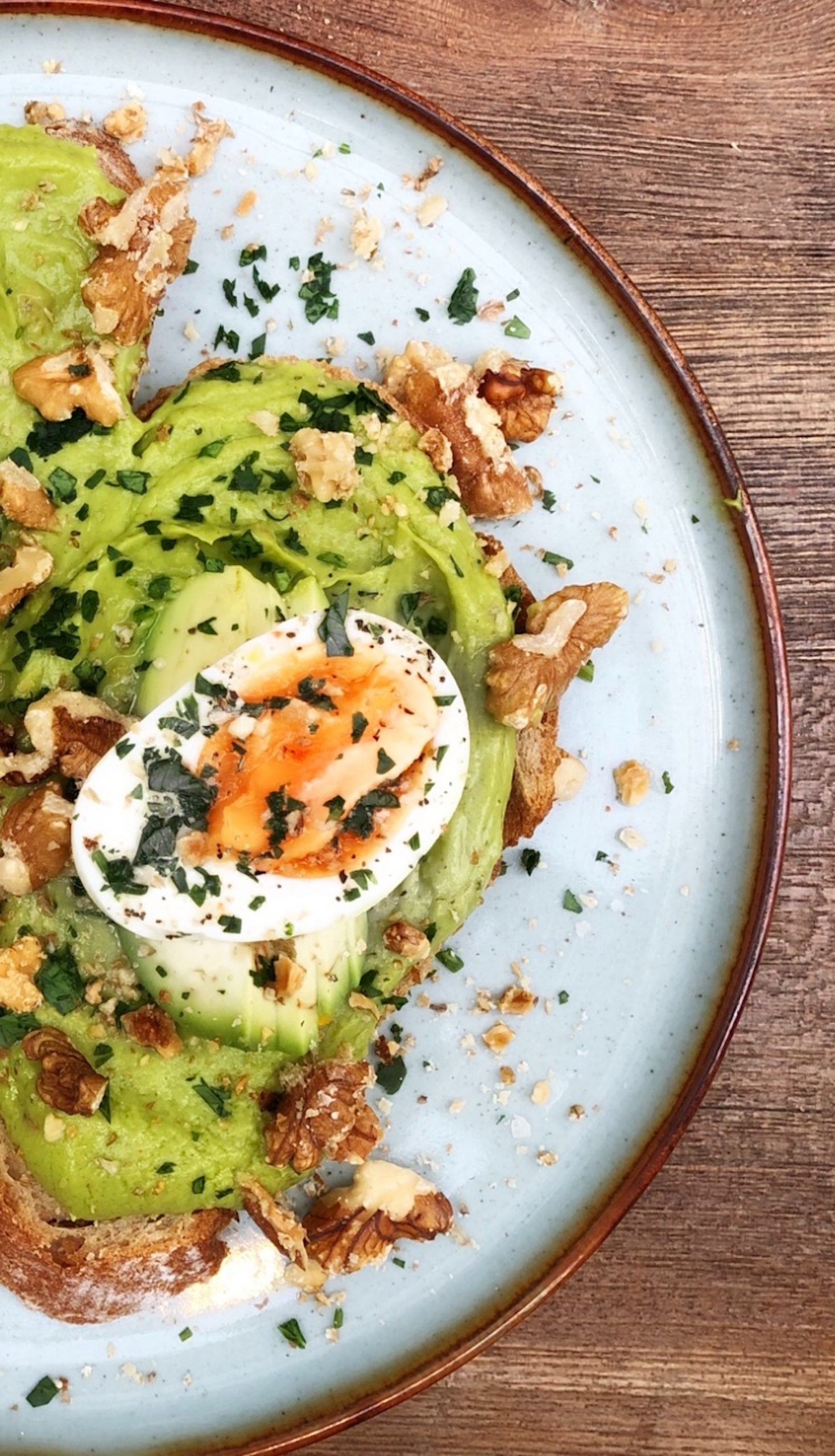 tostada de aguacate y nueces