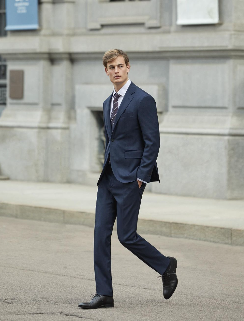 Modelo con traje de Canali