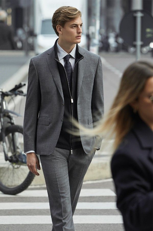 Modelo con look de Canali Balance
