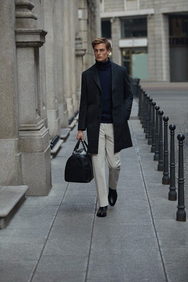 Modelo con look de Canali