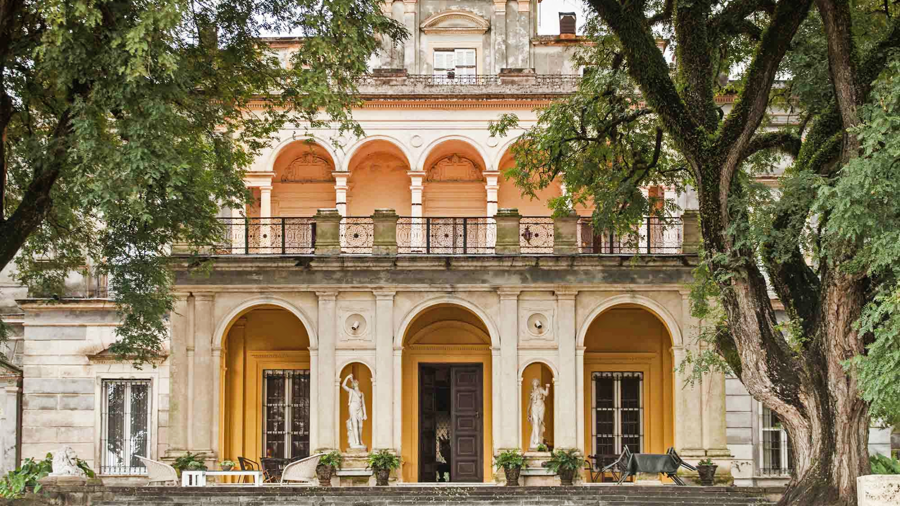Fachada del Palacio argentino de Santa Cándida