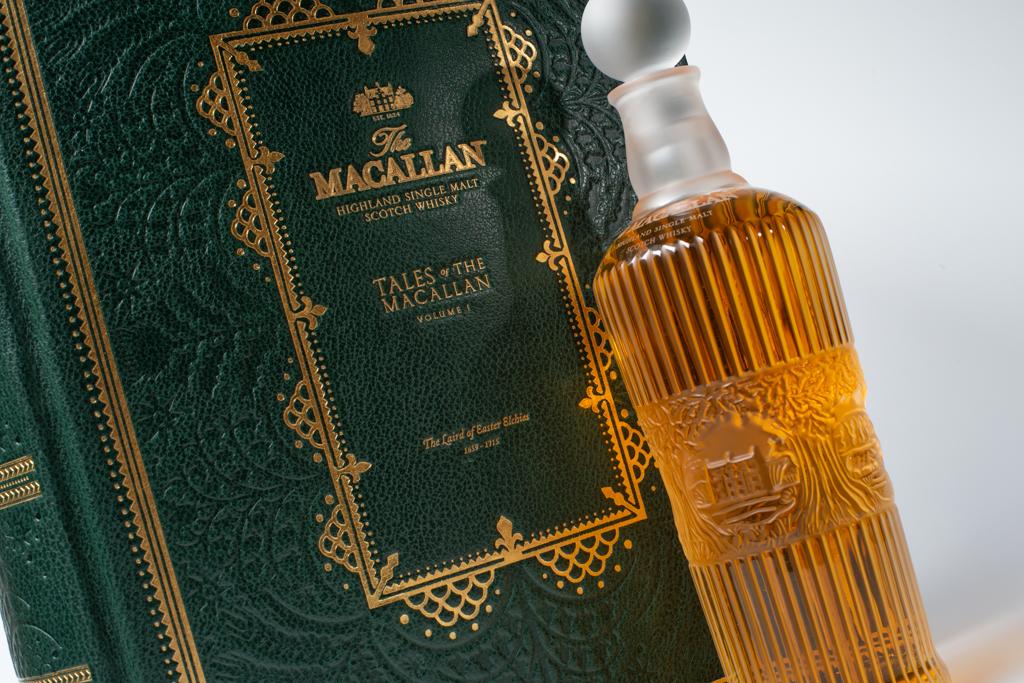 Botella junto al estuche