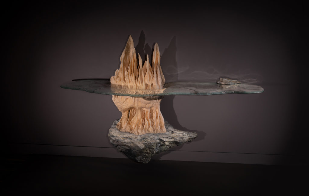 Mesa formada con una estalactita de Studio Greytak