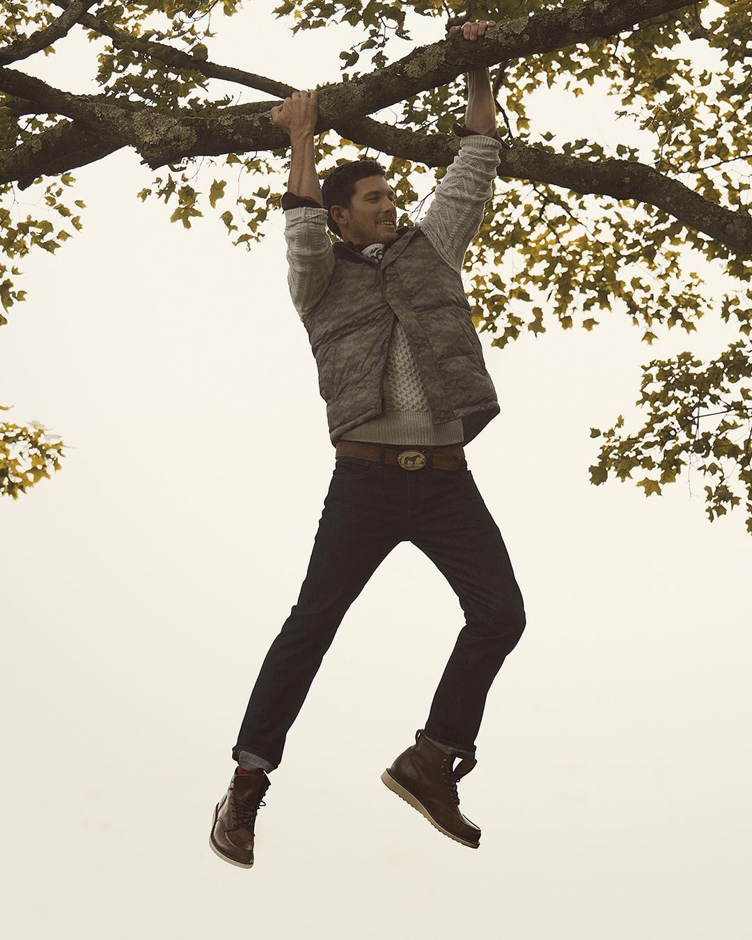 Hombre en árbol
