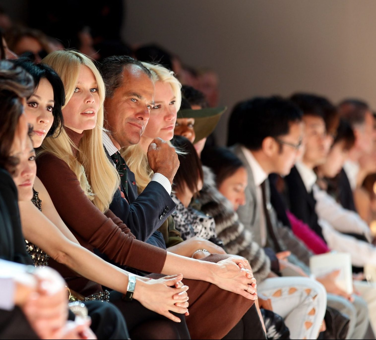 Claudia Schiffer y Valeria en desfile de Mazza en un desfile de Salvatore Ferragamo
