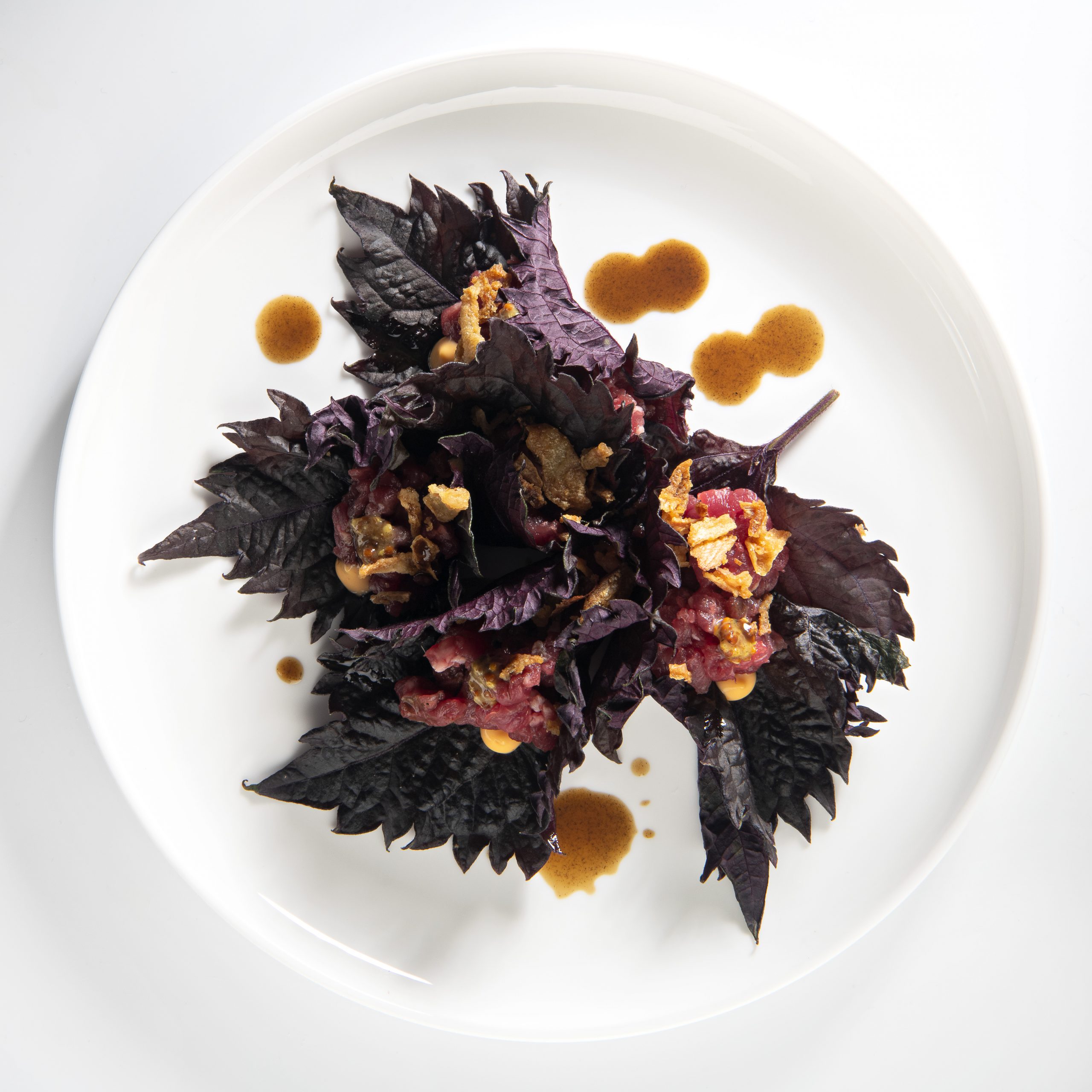 Tartar de solomillo de vaca con hojas de sisho / Foto: Ángel Becerril