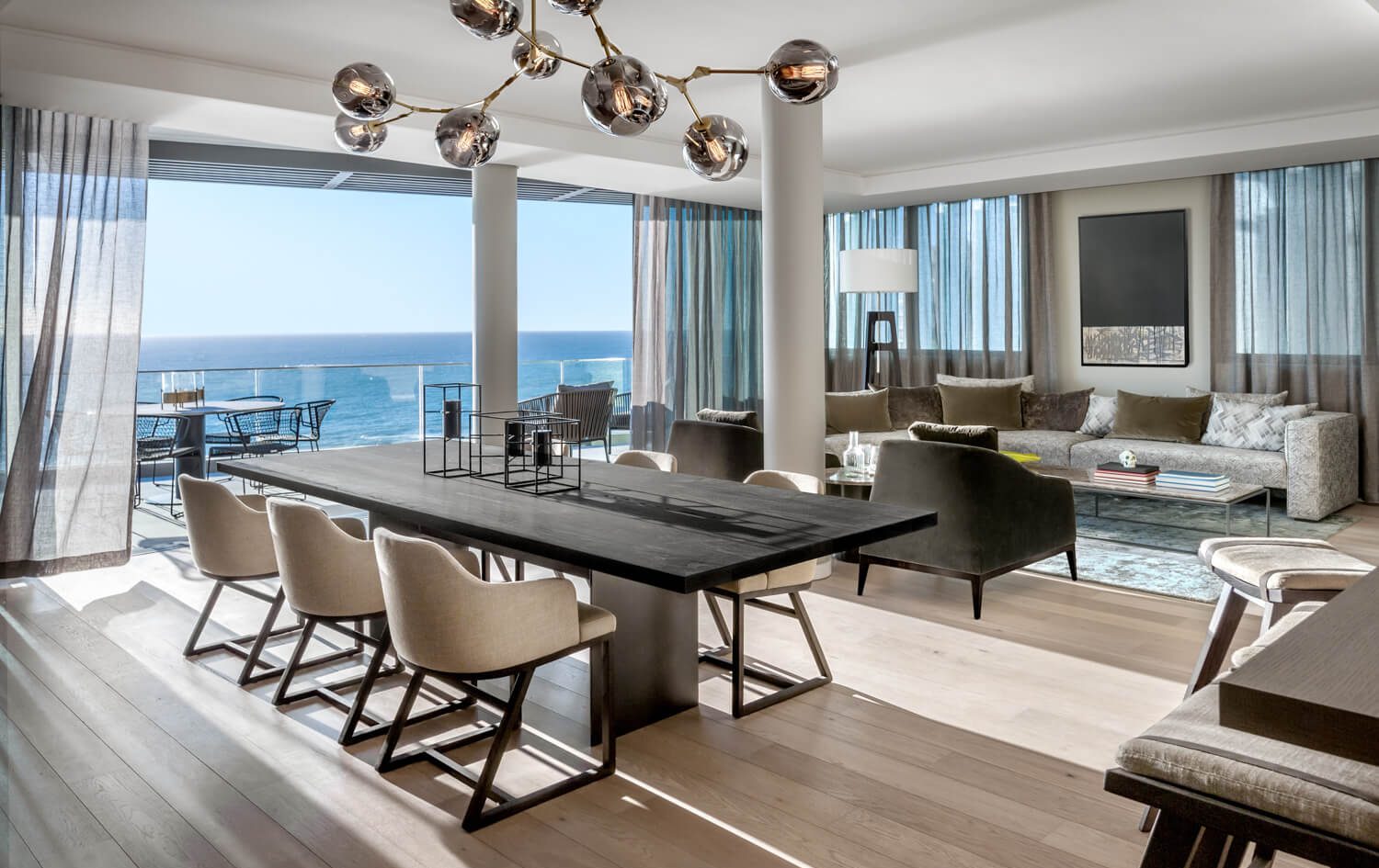 Sal&oacute;n comedor con vistas de uno de los pisos de Saota/Foto: Saota Studio