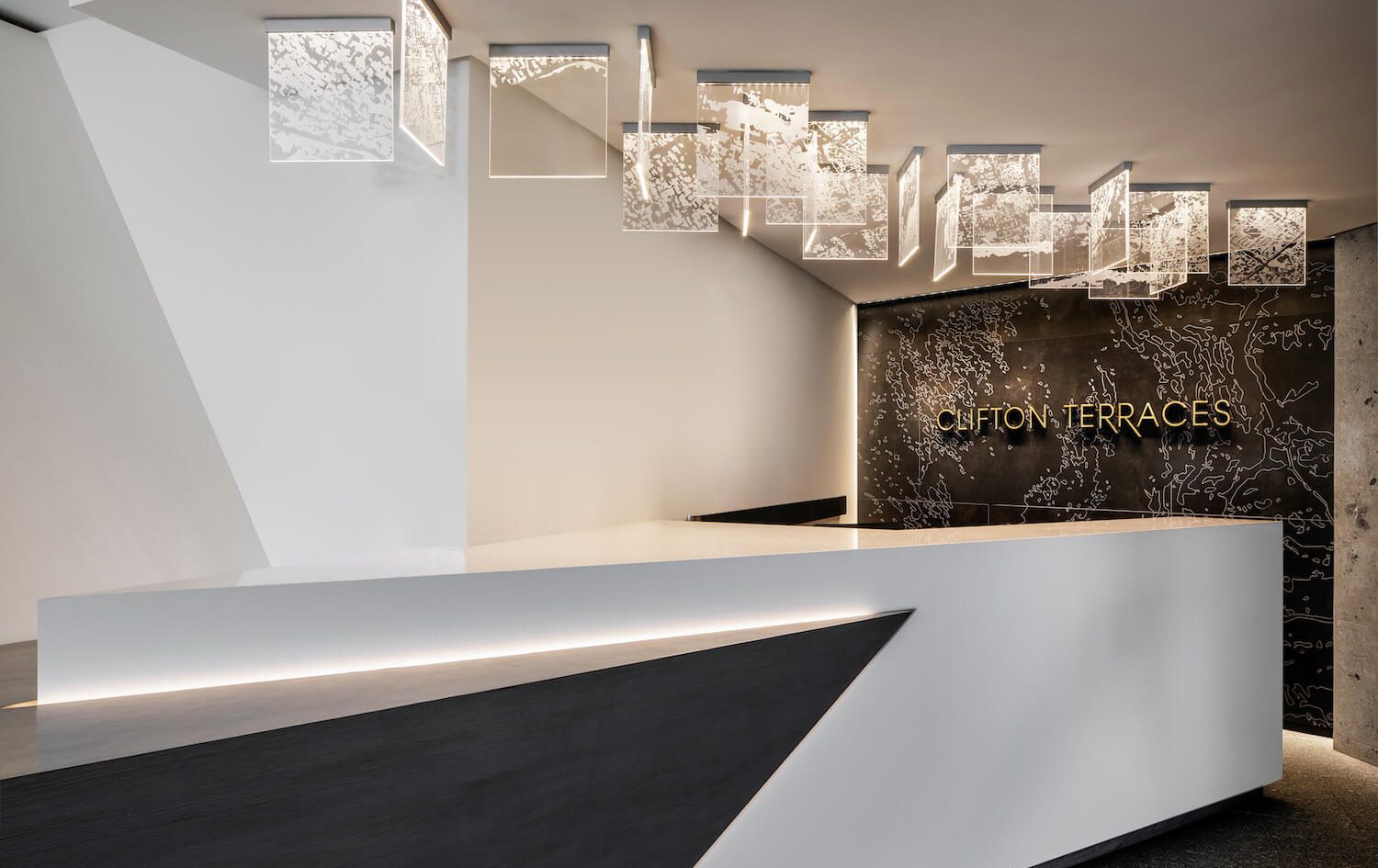 La recepci&oacute;n del edificio curvil&iacute;neo de Saota Studio