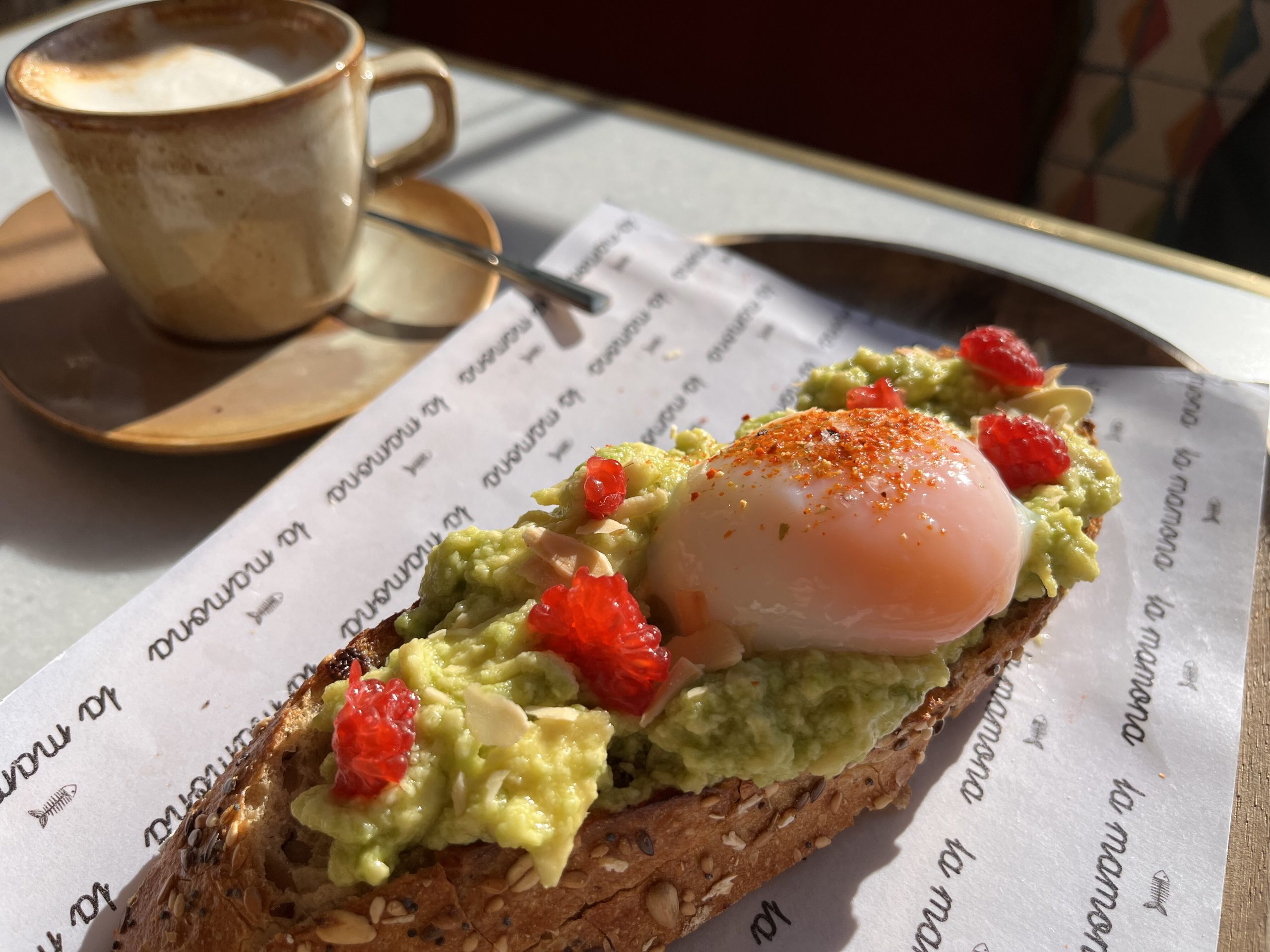 Tostada de aguacate, almendra laminada y frambuela de La Mamona/Foto: Fina Grosso