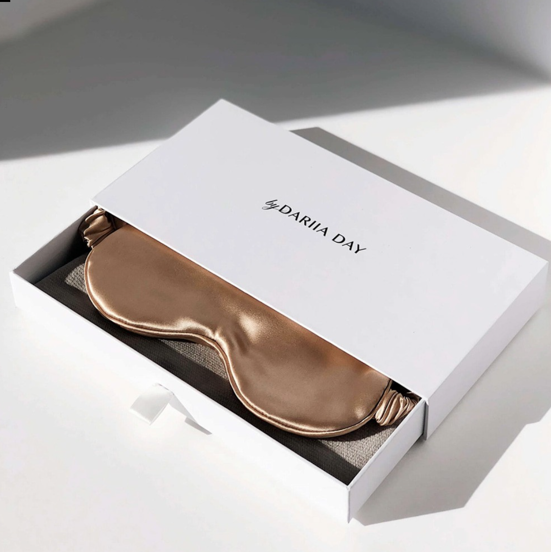 Silk Eye Mask Midnight French Beige/Foto: Dariia Day