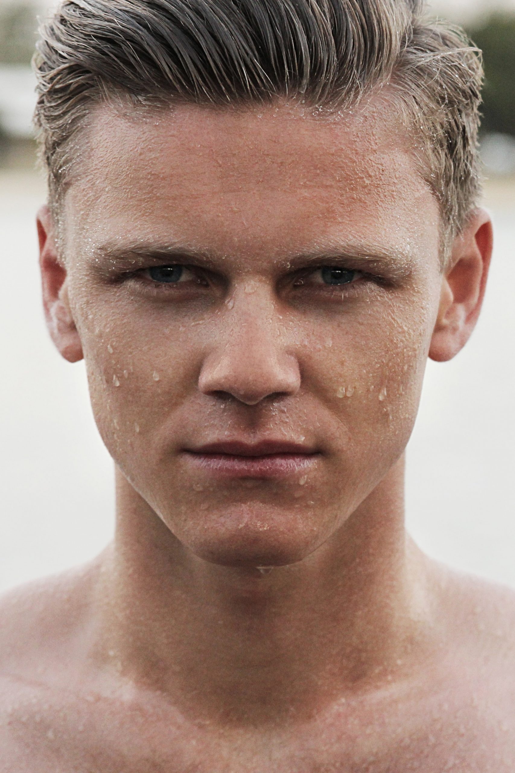 Chico con la cara mojada Christopher Campbell en Unsplash